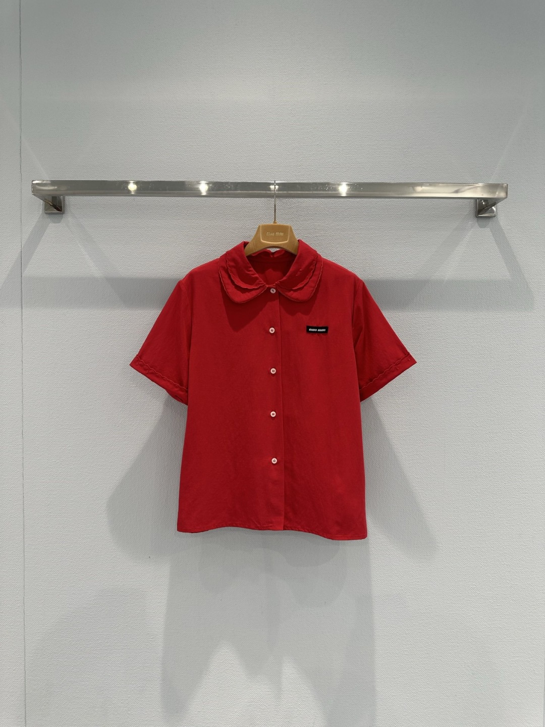 NO:736090,Miu Miu New Year's limited edition red lace small lapel short-sleeved shirt, the red color is super eye-catching, the lace design on the neckline is very girly, high-quality cotton material, soft and comfortable, perfect for summer wear!  The brand embroidered logo on the chest is highly recognizable and has exquisite details. The short sleeves + lace collar are sweet and retro. They look great when paired with dark skirts or jeans. You can easily create an atmospheric outfit. It can be worn on holidays or every day. It is practical and fashionable!  Size SML,,miumiu,skirts,jeans,shirts,T-shirt,19860909Miu Miu新年限定红色花边小翻领短袖衬衫,正红色超吸睛,领口花边设计少女感满满,高品质棉料,柔软舒适,夏天穿超合适！胸前品牌刺绣徽标,辨识度高,细节精致.短袖+花边领,甜美又复古,搭配深色半裙或牛仔裤都很出彩,轻松打造氛围感穿搭,节日或日常都能穿,实用又时髦！码数SML,,miumiu,skirts,jeans,shirts,T-shirt,,Women's clothing