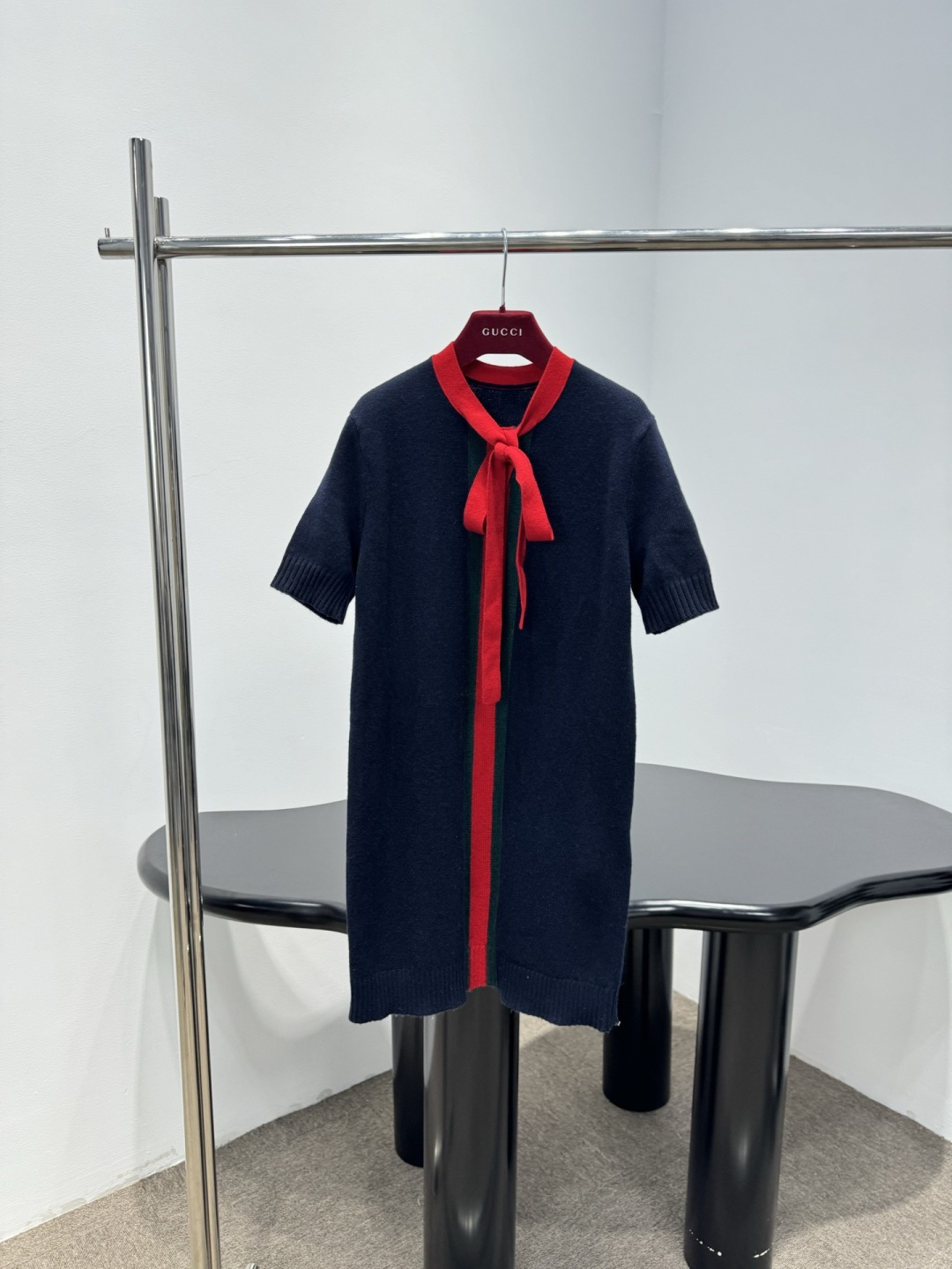 NO:736035,Gucci 2026 spring knitted dress, this knitted dress is made of dark blue wool blend, soft and warm, very suitable for autumn and winter, red bow tie + green stripe embellishment, classic red and green contrast, perfect brand recognition, short-sleeved straight design, simple and elegant, can be easily worn in daily or light formal occasions, paired with high boots or short boots, you can easily get the elegant retro style!  Size SML,,gucci,boots,skirts,T-shirt,19860909Gucci2026春款针织连衣裙,这款针织连衣裙采用深蓝色羊毛混纺,柔软又保暖,秋冬穿超合适,红色领结+绿色条纹点缀,经典红绿撞色,品牌辨识度满分,短袖直筒设计,简约大方,日常或轻正式场合都能轻松驾驭,搭配高筒靴或短靴,优雅复古风轻松get！码数SML,,gucci,boots,skirts,T-shirt,,Women's clothing