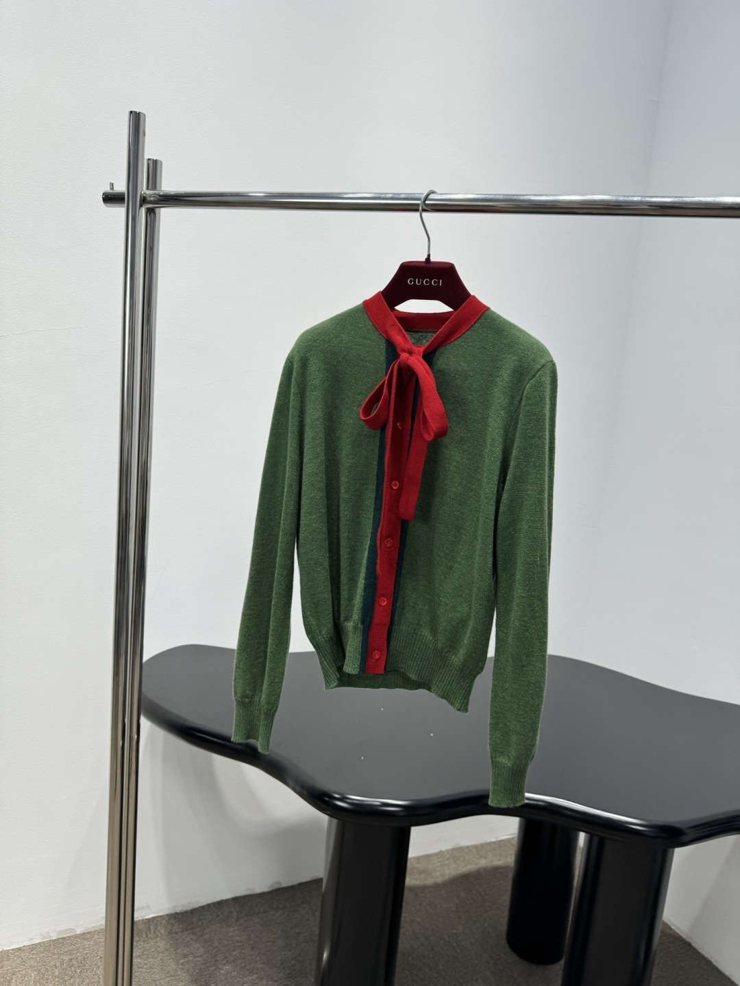 NO:736069,Gucci2026 early spring series red tie cashmere cardigan, cashmere material, soft and warm, dark green main color + red tie, retro Italian style is super eye-catching, red buttons and tie details echo, contrasting design is very recognizable, can be easily worn in daily or formal occasions. Paired with silk scarves and sweaters, it is full of elegance. It is a modern interpretation of Gucci’s classic elements, fashionable and practical!  Code number SML,,gucci,19860909Gucci2026早春系列红领结羊绒开衫,山羊绒材质,柔软又保暖,墨绿主色+红色领结,复古意式风格超吸睛,红色纽扣和领结细节呼应,撞色设计很有辨识度,日常或正式场合都能轻松驾驭.搭配丝巾、针织衫,优雅气质满分,是Gucci经典元素的现代演绎,时髦又实用！码数SML,,gucci,,Women's clothing