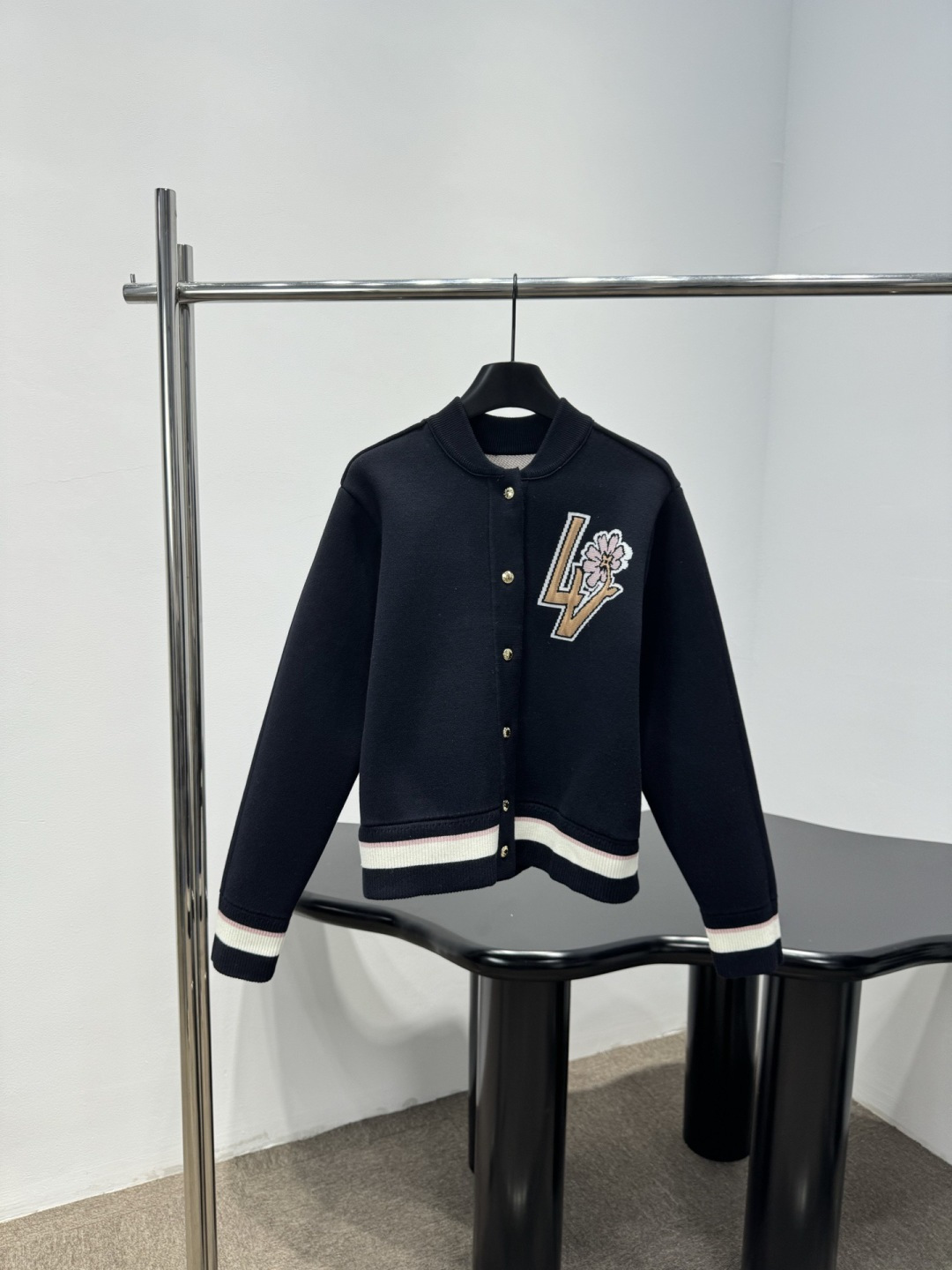 NO:736059,LV2026 Spring Baseball Jacket with Chest Embroidery, this dark blue baseball jacket is made of high-quality wool blend, soft and warm, with LV letters + floral embroidery on the chest, full of brand sense, classic baseball design, white striped cuffs and hem, metal button details are super exquisite, it is great for daily casual or festival wear, match it with jeans or casual pants, you can easily get a fashionable sports style!  Size SML,,louis vuitton,jeans,jackets & coats,19860909LV2026春款胸前刺绣棒球服夹克,这款深蓝色棒球服夹克,采用高品质羊毛混纺,柔软又保暖,胸前LV字母+花卉刺绣,品牌感满满,经典棒球服设计,白色条纹袖口和下摆,金属纽扣细节超精致,日常休闲或节日穿搭都很出彩,搭配牛仔裤或休闲裤,轻松get时尚运动风！ 码数SML,,louis vuitton,jeans,jackets & coats,,Women's clothing