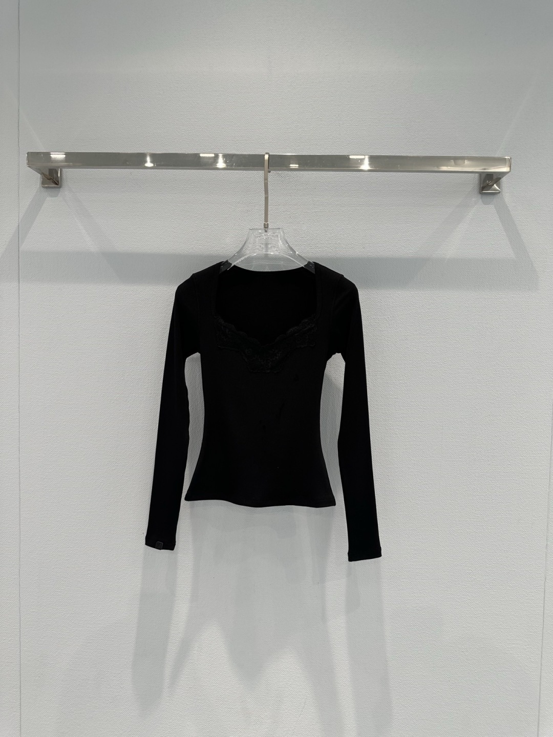 NO:736850,Fax Copy Express black lace spliced ​​long-sleeved bottoming shirt. This black lace spliced ​​long-sleeved bottoming shirt has a slim design and soft brushed fabric. It is super comfortable to wear next to the body. It has V-neck lace details and a pure lust atmosphere. It comes with a breast pad and has online support. The waist cut makes you slim and curved. It can be worn as an inner layer or on its own in autumn and winter. It can be paired with jackets, skirts, and high-waisted pants to easily switch between multiple styles. It is a must-have and versatile item in the wardrobe!  Size SML,,skirts,jackets & coats,19860909Fax Copy Express黑色蕾丝拼接长袖打底衫,这款黑色蕾丝拼接长袖打底衫,修身设计+柔软磨毛面料,贴身穿着超舒适,V领蕾丝花边细节,纯欲氛围感拉满,自带胸垫,支撑力在线,收腰剪裁显瘦又显曲线,秋冬内搭or单穿都很OK,搭配外套、裙装、高腰裤,轻松切换多种风格,是衣橱必备百搭单品！码数SML,,skirts,jackets & coats,,Women's clothing