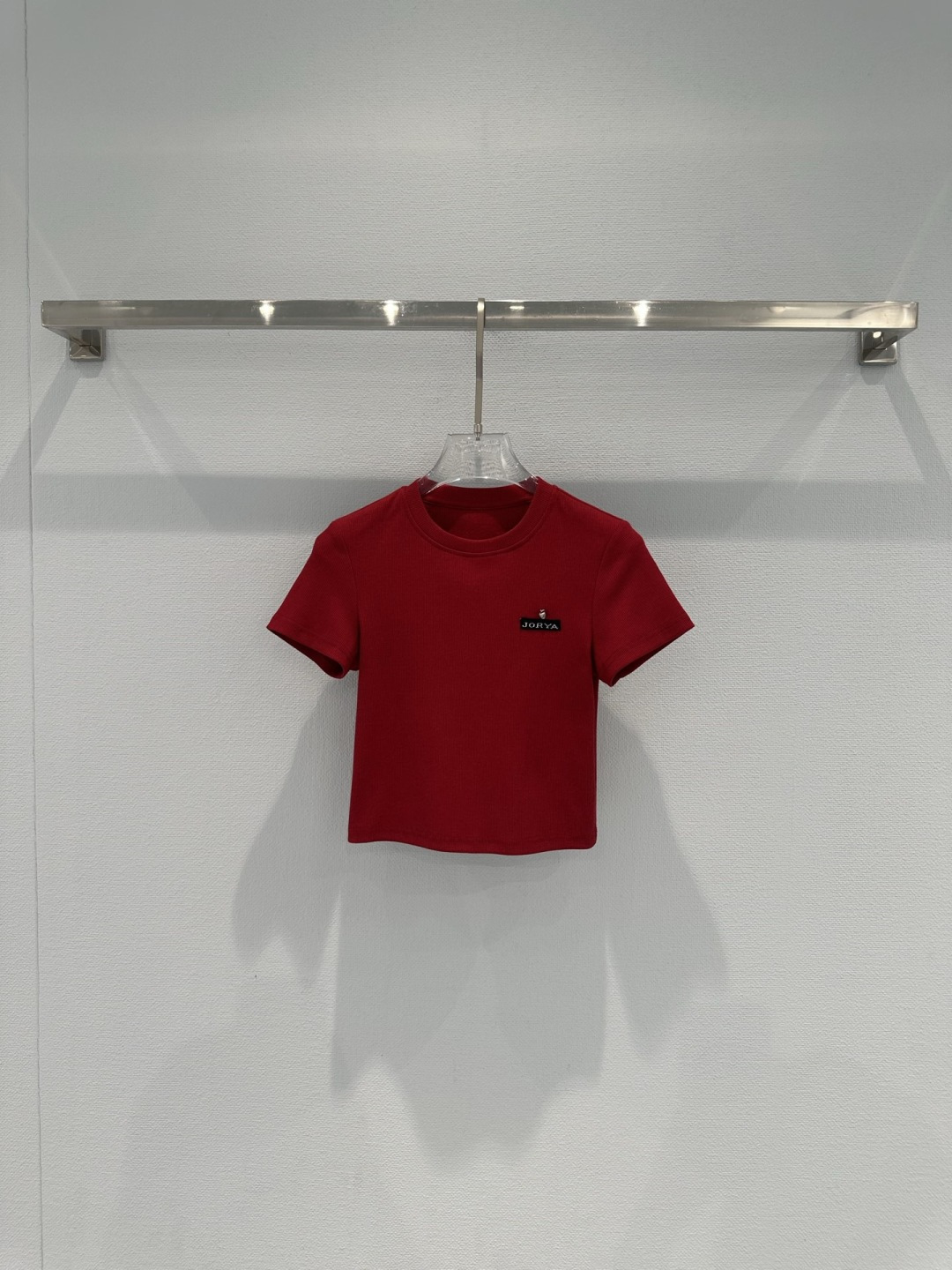 NO:736869,JORYA red short T-shirt, slim fit + shoulder design, slimming and taller, soft cotton fabric, super comfortable to wear, a must-have for spring and summer, brand embroidery on the chest, perfect details, red is super white, paired with high-waisted pants or jeans, you can easily get a retro and bright style, can be worn for daily commuting or casual wear, can be worn alone or layered, it is a versatile wardrobe artifact!  Code number SML,,jeans,tees,t-shirt,19860909JORYA红色短款T恤,修身剪裁+正肩设计,显瘦又显高,柔软棉质面料,穿着超舒适,春夏必备,胸前品牌刺绣,细节满分,红色超显白,搭配高腰裤或牛仔裤,轻松get复古明艳风,日常通勤、休闲都能穿,单穿or内搭都很OK,是衣橱百搭神器！码数SML,,jeans,tees，t-shirt,,Women's clothing