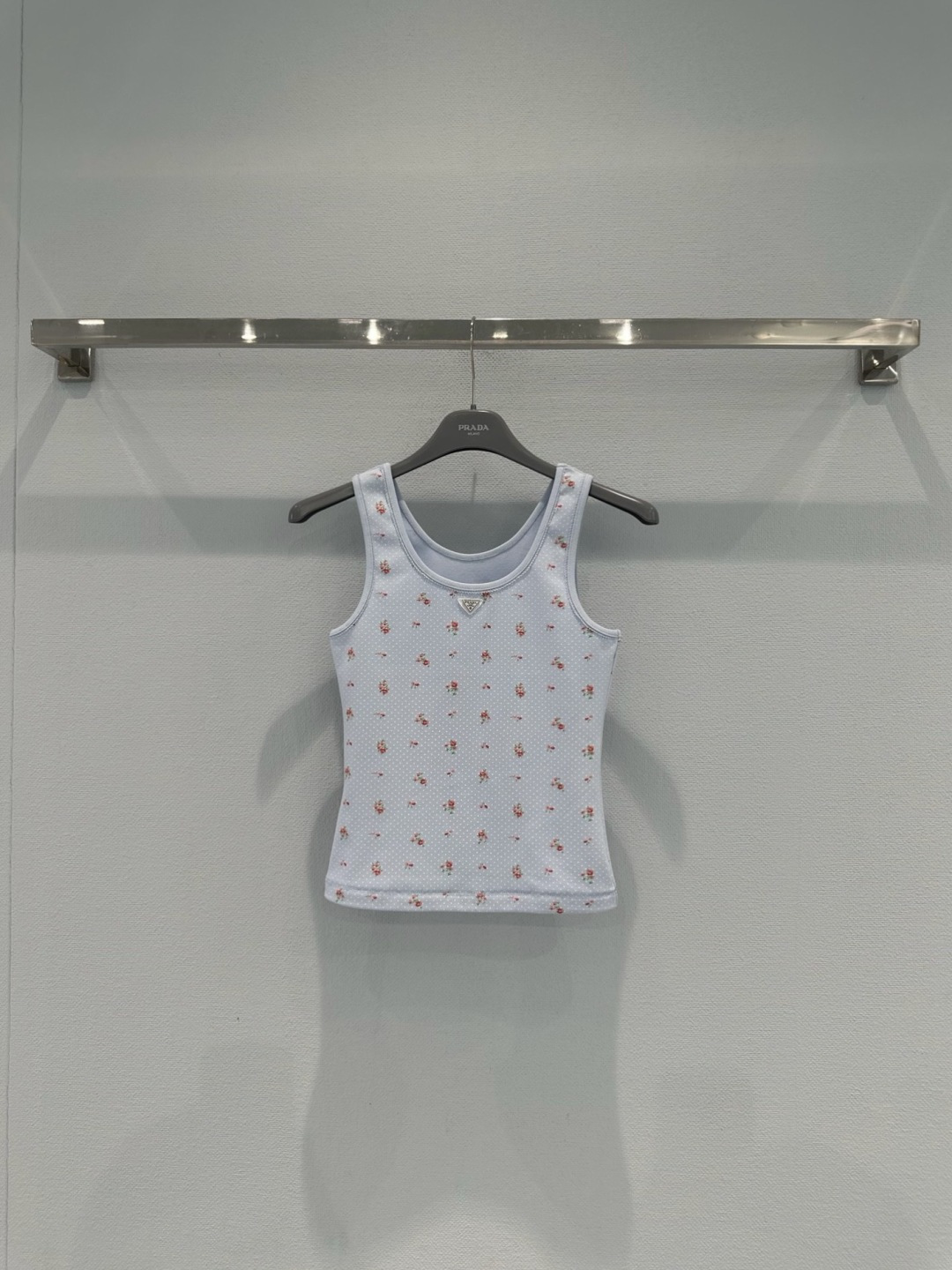 NO:736871,Prada2026 women's pure cotton printed vest, this women's pure cotton printed vest is made of soft and breathable cotton fabric, super comfortable to wear in summer, white background with small flower print, fresh and cute, very versatile for daily home or outing, sleeveless design, free of movement, loose cut, suitable for various body types, comfortable and practical, can be worn alone or as an inner layer, easy to cope with various occasions, it is a must-have item in the summer wardrobe!  Code number SML,,prada,19860909Prada2026女士纯棉印花背心,这款女士纯棉印花背心,采用柔软透气纯棉面料,夏天穿超舒服,白色底色配小花印花,清新又可爱,日常家居或外出都很百搭,无袖设计,活动自如,宽松剪裁,适合多种体型,舒适又实用,可单穿也能做内搭,轻松应对各种场合,是夏季衣橱必备单品！ 码数SML,,prada,,Women's clothing