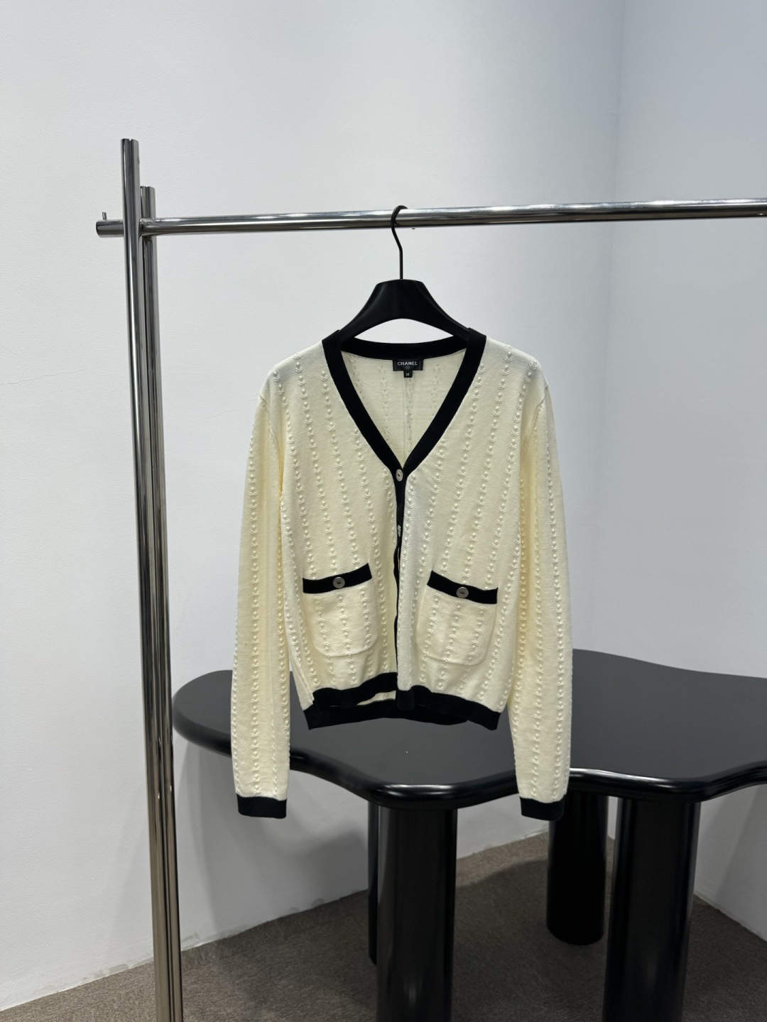 NO:736861,Chanel2026 new milky white knitted cardigan, this milky white knitted cardigan is embellished with black trimmings, simple and detailed, the fabric is soft and textured, comfortable to wear, V-neck + black piping, retro and elegant, two symmetrical pockets with black decorative strips and metal buttons, practical and good-looking, can be worn alone or layered in spring and autumn, paired with high-waisted pants/skirts, you can easily get a gentle and intellectual style!  Code numberSML,,chanel,skirts,19860909Chanel2026新款奶白色针织开衫,这款奶白色针织开衫,黑色边饰点缀,简约又有细节感,面料柔软有纹理,穿着舒适,V领+黑色滚边,复古优雅,两个对称口袋配黑色装饰条和金属纽扣,实用又好看,春秋季节单穿或内搭都很OK,搭配高腰裤/裙装,轻松get温柔知性风！码数SML,,chanel,skirts,,Women's clothing