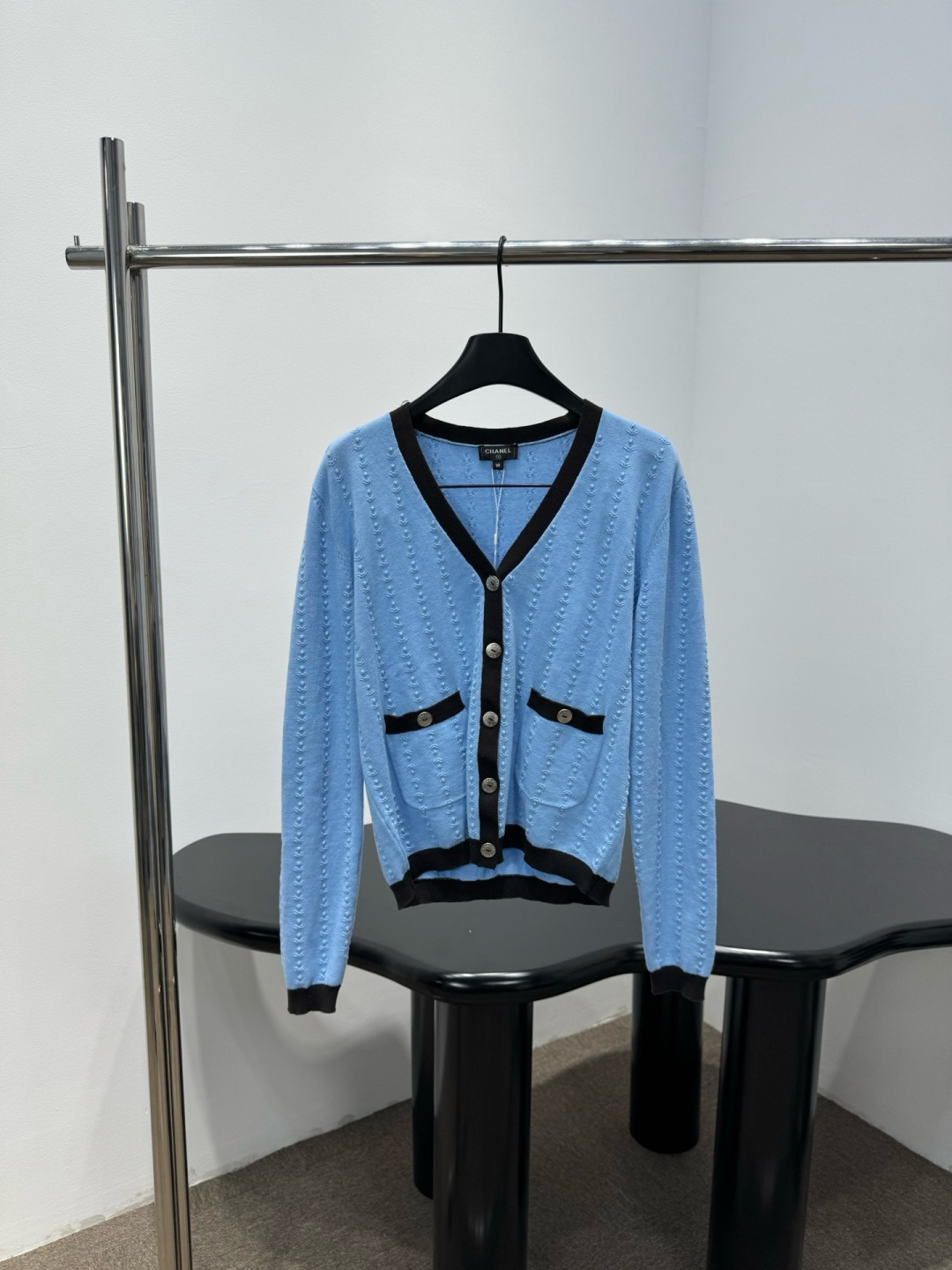 NO:736851,Chanel2026 new milky white knitted cardigan, this milky white knitted cardigan is embellished with black trimmings, simple and detailed, the fabric is soft and textured, comfortable to wear, V-neck + black piping, retro and elegant, two symmetrical pockets with black decorative strips and metal buttons, practical and good-looking, can be worn alone or layered in spring and autumn, paired with high-waisted pants/skirts, you can easily get a gentle and intellectual style!  Code numberSML,,chanel,skirts,19860909Chanel2026新款奶白色针织开衫,这款奶白色针织开衫,黑色边饰点缀,简约又有细节感,面料柔软有纹理,穿着舒适,V领+黑色滚边,复古优雅,两个对称口袋配黑色装饰条和金属纽扣,实用又好看,春秋季节单穿或内搭都很OK,搭配高腰裤/裙装,轻松get温柔知性风！码数SML,,chanel,skirts,,Women's clothing