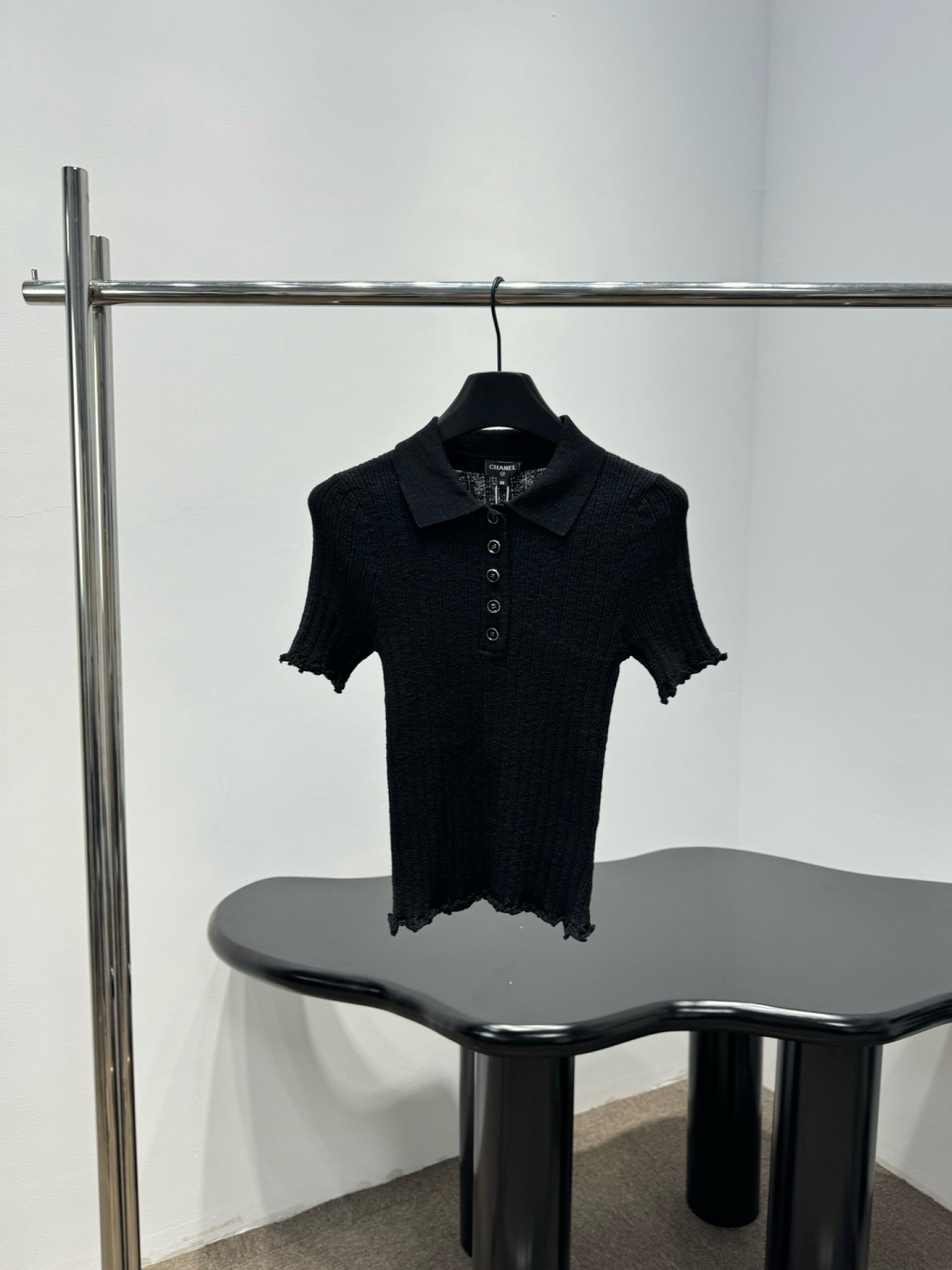 NO:736886,Chanel black knitted Polo short-sleeved shirt, this black knitted Polo short-sleeved shirt has a classic lapel + button placket design, simple and detailed. The vertical striped knitted fabric is soft and skin-friendly, has good breathability, and is super comfortable to wear in summer. The short right-shoulder version modifies the shoulder and neck lines and makes you look slimmer.  It also shows temperament and is versatile in black. It can be easily used for commuting, leisure, and dating. It looks great with jeans or skirts. The yarn is easy to care for and does not deform easily. It is super worry-free for daily wear! Size SML, chanel, skirts, jeans, T-shirt,19860909Chanel黑色针织Polo短袖衫,这款黑色针织Polo短袖衫,经典翻领+纽扣开襟设计,简约又有细节感,竖条纹针织面料柔软亲肤,透气性好,夏天穿超舒服,短款正肩版型修饰肩颈线条,显瘦又显气质,黑色百搭,通勤、休闲、约会都能轻松驾驭,搭牛仔裤或半裙都很出彩面”纱线易打理不易变形,日常穿搭超省心！码数SML,,chanel,skirts,jeans,T-shirt,,Women's clothing