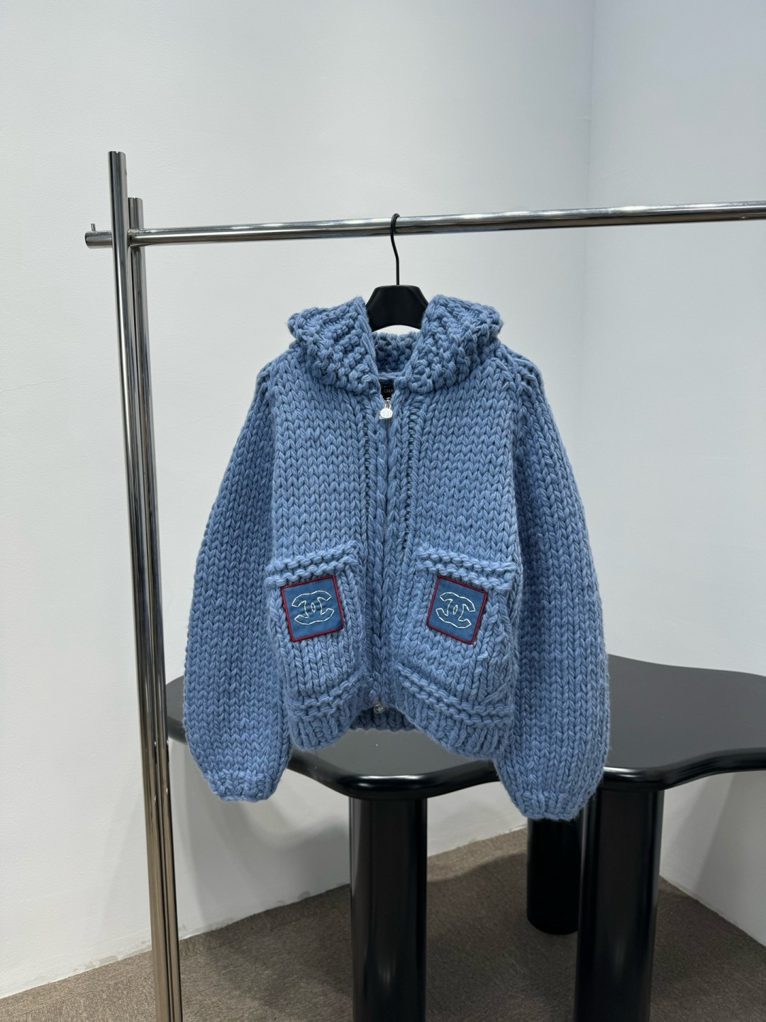 NO:737321,Chanel blue thick knitted hooded sweater jacket. This blue thick knitted hooded sweater jacket is made of thick knitting technology and has perfect warmth retention. It is very suitable for autumn and winter. There are two blue embroidered pockets on the front with a white double C logo. It is highly recognizable. The zipper opening is easy to put on and take off. The hooded design is more practical. It can be easily controlled in daily casual or festive atmosphere. The bright red color is super eye-catching. Pair it with dark or same-color items to easily create a fashionable layering!  Size SML,,chanel,jackets & coats,sweaters,hats,19860909Chanel蓝色粗针织连帽毛衣外套,这款蓝色粗针织连帽毛衣外套,采用厚实针织工艺,保暖力满分,秋冬穿超合适,正面有两个蓝色刺绣口袋,搭配白色双C标志,辨识度超高,拉链开合,穿脱方便,连帽设计更实用,日常休闲或节日氛围都能轻松驾驭,鲜艳红色超吸睛,搭配深色或同色系单品,轻松打造时尚层次感！码数SML,,chanel,jackets & coats,sweaters,hats,,Women's clothing