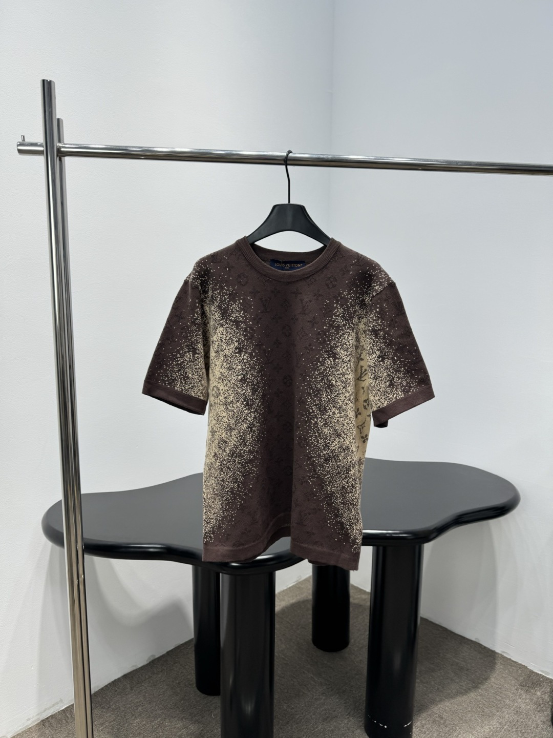 NO:737338,LV gradient printed short-sleeved T-shirt. This short-sleeved T-shirt adopts gradient printing from dark brown to light beige. It has a full sense of visual layering. The cotton fabric is soft and breathable, and it is super comfortable for daily wear ~ Loose fit + round neck design. It is simple and versatile. It goes well with jeans or casual pants. The gradient print is very personal. It can be easily controlled in street style and casual style. It is fashionable in spring and summer!  Size SML,,louis vuitton,jeans,T-shirt,tees,t-shirt,19860909LV渐变印花短袖T恤,这款短袖T恤采用深棕到浅米色渐变印花,视觉层次感满满,棉质面料柔软透气,日常穿着超舒适～宽松版型+圆领设计,简约又百搭,随便配牛仔裤或休闲裤都很OK,渐变印花超有个性,街头风、休闲风都能轻松驾驭,春夏季节穿出时尚感！码数SML,,louis vuitton,jeans,T-shirt,tees，t-shirt,,Women's clothing