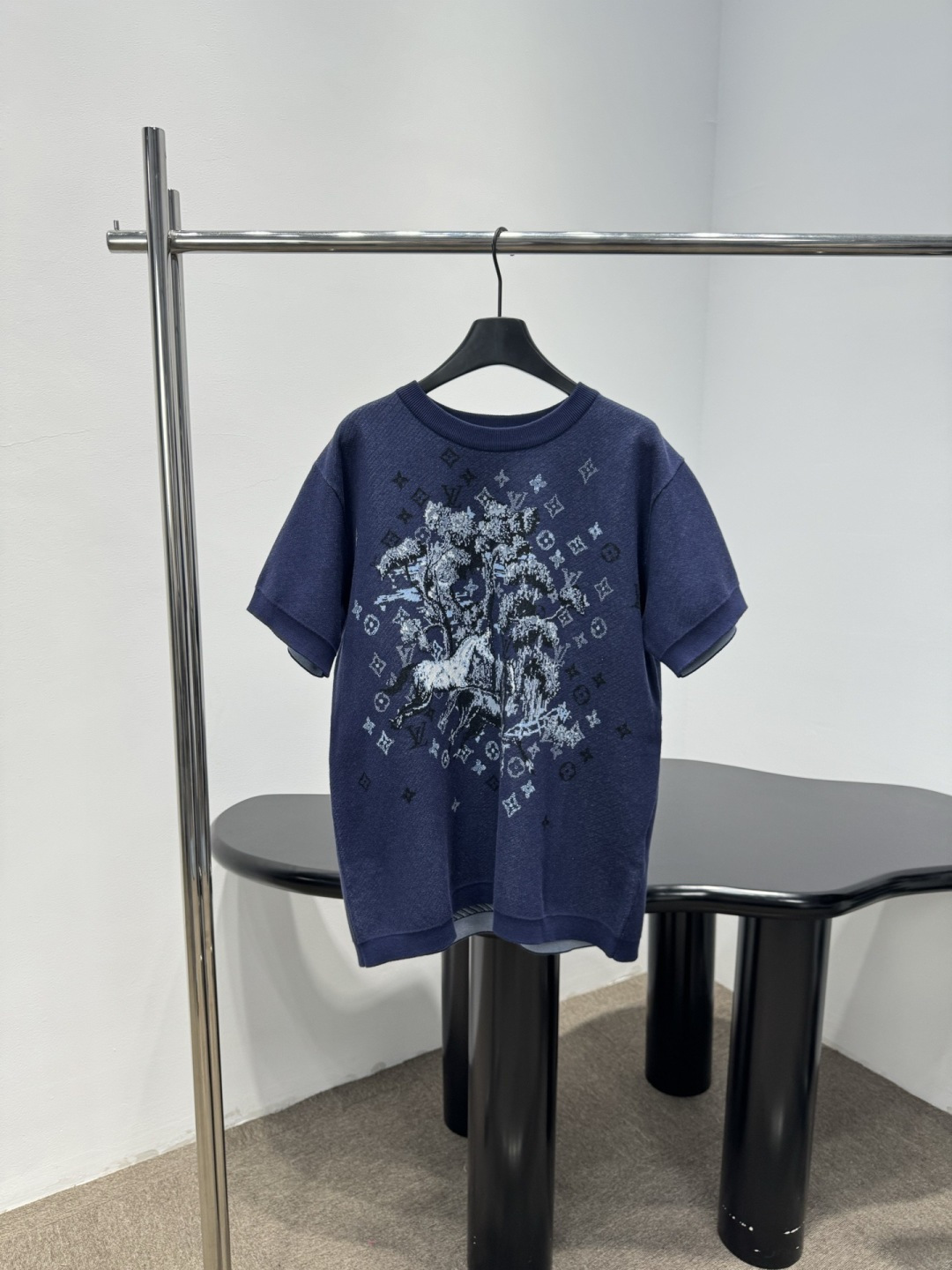 NO:737332,LV blue printed short-sleeved T-shirt. This blue printed short-sleeved T-shirt is made of cotton fabric. It is comfortable and breathable to wear. It has a classic Monogram pattern on the front and an abstract art design. It is highly recognizable and has a loose fit. It can be easily worn in daily casual or street style. It is very classy when paired with jeans and sneakers. It is full of high-end fashion. It is suitable for those who pursue personality and quality. It can easily enhance the sense of style!  ,,louis vuitton,sneakers,jeans,T-shirt,tees,t-shirt,19860909LV蓝色印花短袖T恤,这款蓝色印花短袖T恤,采用棉质面料,穿着舒适透气,正面经典Monogram图案+抽象艺术设计,辨识度超高,宽松版型,日常休闲或街头风都能轻松驾驭,搭配牛仔裤、运动鞋超有范,高端时尚感满满,适合追求个性和品质的你,轻松提升穿搭层次感！,,louis vuitton,sneakers,jeans,T-shirt,tees，t-shirt,,Women's clothing