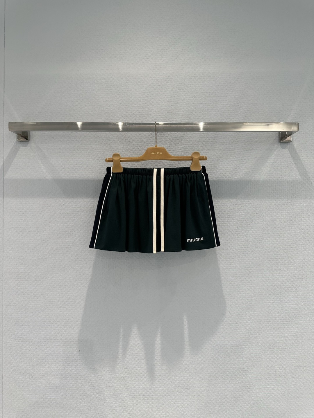 NO:737320,MiuMiu striped sports skirt, this dark green striped sports skirt is made of light and quick-drying fabric. It is super breathable in summer. It has a high waist + drawstring design, which modifies the waistline and is comfortable. The white stripes and brand embroidery on the side are very recognizable. The skirt length is moderate. It can be easily worn in daily, sports and college styles. Pair it with a Polo shirt or casual jacket, and it will be full of youthful vitality!  Size SML,,miumiu,skirts,jackets & coats,19860909MiuMiu条纹运动短裙,这款墨绿色条纹运动短裙,采用轻薄速干面料,夏天穿超透气,高腰+抽绳设计,修饰腰线又舒适,侧边白条纹和品牌刺绣超有辨识度,裙长适中,日常、运动、学院风都能轻松驾驭,搭配Polo衫或休闲外套,青春活力感满满！码数SML,,miumiu,skirts,jackets & coats,,Women's clothing