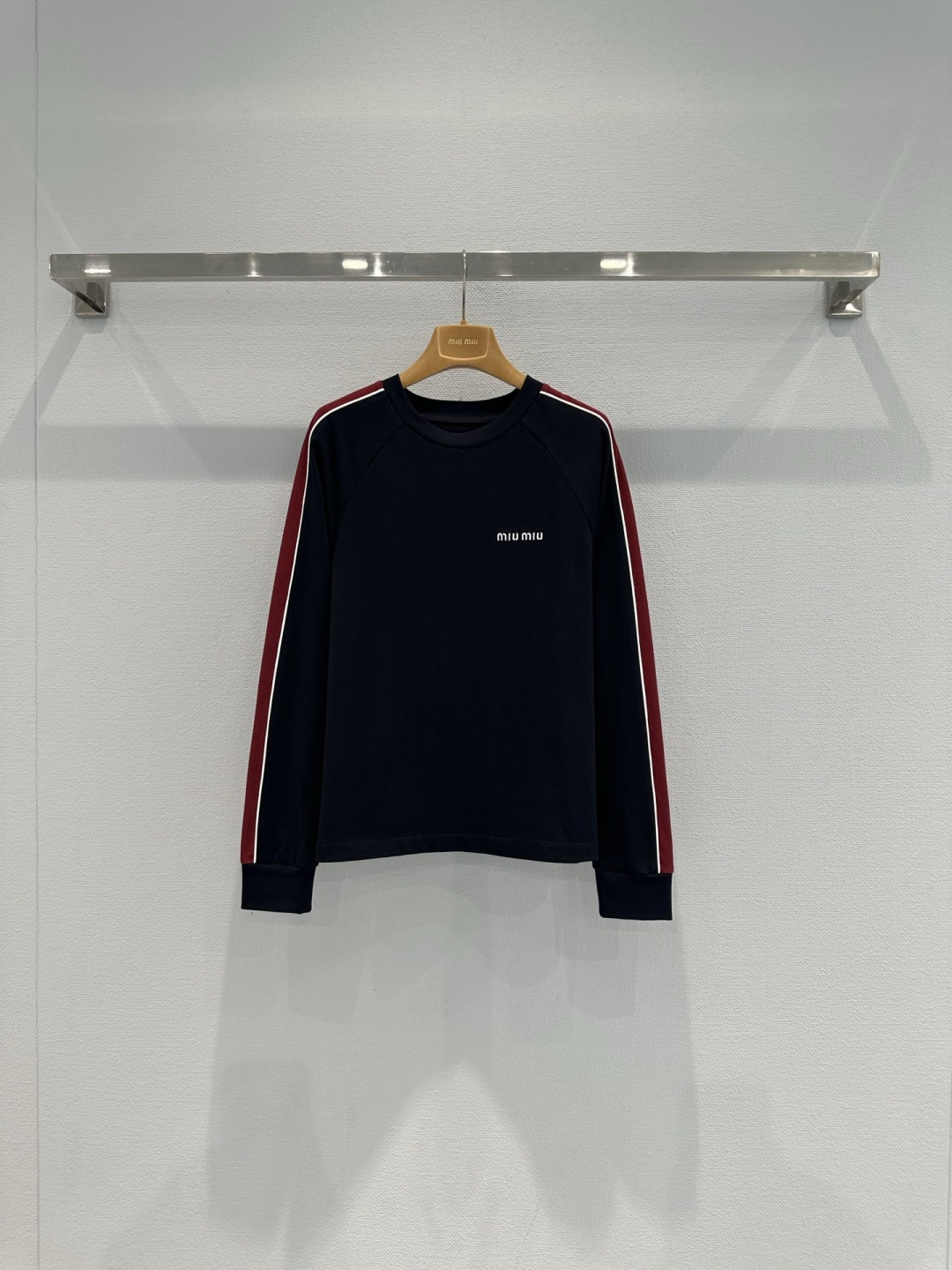 NO:737310,MiuMiu 2026 early spring series sports style tops, black main color + red stripes, full of vitality, soft knitted fabric, comfortable to wear, OK for daily or sports, brand logo on the chest, highly recognizable, loose fit + round neck design, simple and fashionable, looks great with sports pants or casual pants, easily get youthful sports style!  Code number SML,,miumiu,19860909MiuMiu 2026早春系列运动风上衣,黑色主色+红色条纹,活力满满,柔软针织面料,穿着舒适,日常或运动都OK,胸前品牌标志,辨识度超高,宽松版型+圆领设计,简约又时髦,搭配运动裤或休闲裤都很出彩,轻松get青春运动风！ 码数SML,,miumiu,,Women's clothing