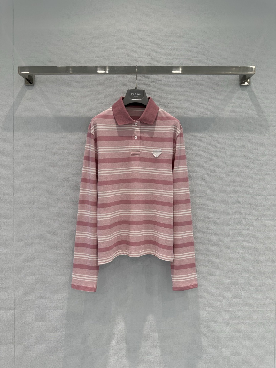NO:737306,Prada 2026 spring and summer series striped long-sleeved Polo shirt, made of high-quality cotton, 60-count double-strand mercerization process, soft and smooth to the touch, with delicate luster, pink and white stripe design, fresh and age-reducing, full of college style, suitable for daily wear or casual occasions. Classic Polo collar + small chest pocket, practical and detailed, easy to match with jeans or casual pants, get a dynamic look!  Code number SML,,prada,jeans,19860909Prada 2026春夏系列条纹长袖Polo衫,采用高品质棉,60支双股丝光工艺,触感柔软顺滑,带细腻光泽,粉白条纹设计,清新减龄,学院风满满,日常穿搭或休闲场合都很适合.经典Polo领+胸前小口袋,实用又有细节感,轻松搭配牛仔裤或休闲裤,活力造型get！ 码数SML,,prada,jeans,,Women's clothing