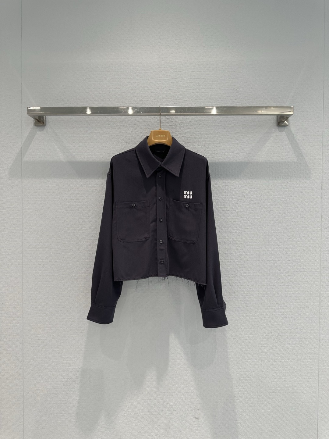 NO:737842,MiuMiu charcoal gray short shirt jacket, light fabric + distressed raw edge design, retro casual and super attitude, double flap pockets on the chest + brand embroidery, full of details, short cut, super tall, paired with high-waisted pants/skirts, you can easily get sweet cool style or retro style, you can easily control it for daily outings and parties, comfortable and fashionable!  Size SML,,miumiu,skirts,jackets & coats,shirts,19860909MiuMiu炭灰色短款衬衫夹克,轻薄面料+做旧毛边设计,复古随性超有态度,胸前双翻盖口袋+品牌刺绣,细节满分,短款剪裁超显高,搭高腰裤/裙,轻松get甜酷风or复古风,日常出街、聚会都能轻松驾驭,舒适又时髦！码数SML,,miumiu,skirts,jackets & coats,shirts,,Women's clothing