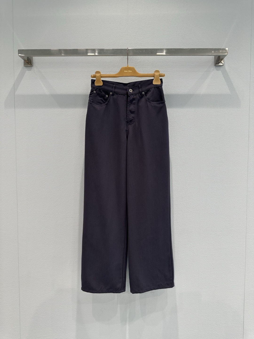NO:737825,MiuMiu navy blue wide-leg pants, made of cotton blended material, are comfortable and crisp, with a loose straight design that shows off your leg shape, and is very friendly to pear-shaped figures!  The back pocket has brand embroidery, full of details, the navy blue color is versatile, and can be easily worn for commuting and leisure. Pair it with a striped T or shirt, it is simple and stylish, and you can easily get a fashionable feel. Size SML,,miumiu,shirts,19860909MiuMiu藏蓝色阔腿裤,棉混纺材质,舒适又挺括,宽松直筒设计超显腿型,对梨形身材超友好！后袋有品牌刺绣,细节满分,藏蓝色百搭,通勤休闲都能轻松驾驭,搭配条纹T或衬衫,简约又有型,轻松get时髦感. 码数SML,,miumiu,shirts,,Women's clothing