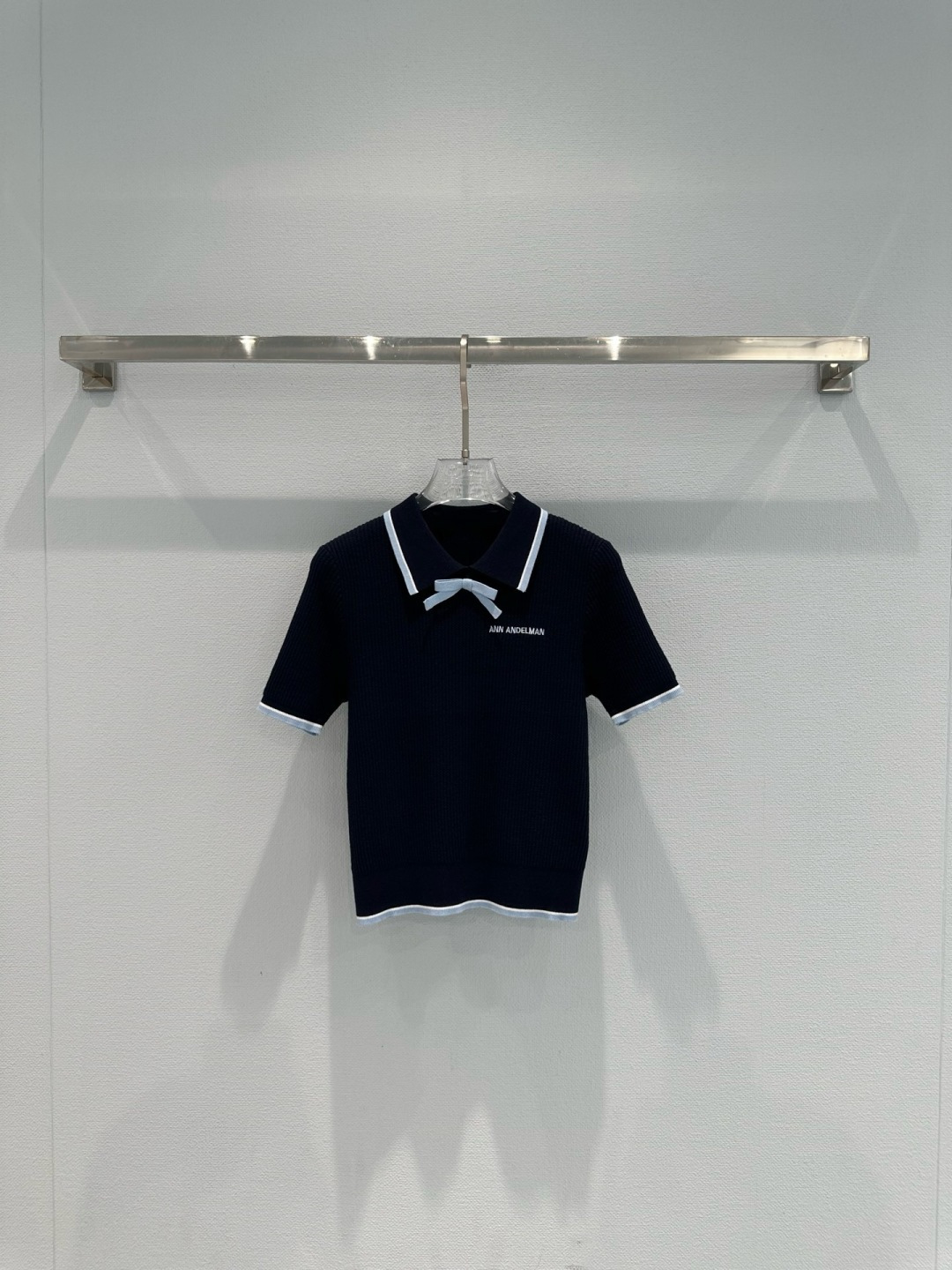 NO:737837,ANN ANDELMAN 2026 early spring new bow knitted POLO shirt, navy blue main color + white edges, full of college style!  Soft knitted fabric, breathable and comfortable, super friendly to wear next to the body, slim fit + bow decoration, reducing age and looking slimmer, easily creating a sweet and cool style, suitable for daily commuting, campus wear or casual outings, paired with pleated skirts or overalls, it will directly enhance the youthful vitality. Size SML,,skirts,19860909ANN ANDELMAN 2026早春新款蝴蝶结针织POLO衫,藏青主色+白色撞边,学院风满满！柔软针织面料,透气舒适,贴身穿超友好,修身版型+蝴蝶结装饰,减龄又显瘦,轻松打造甜酷风格,日常通勤、校园穿搭或休闲出街都很适合,搭配百褶裙或工装裤,青春活力感直接拉满. 码数SML,,skirts,,Women's clothing