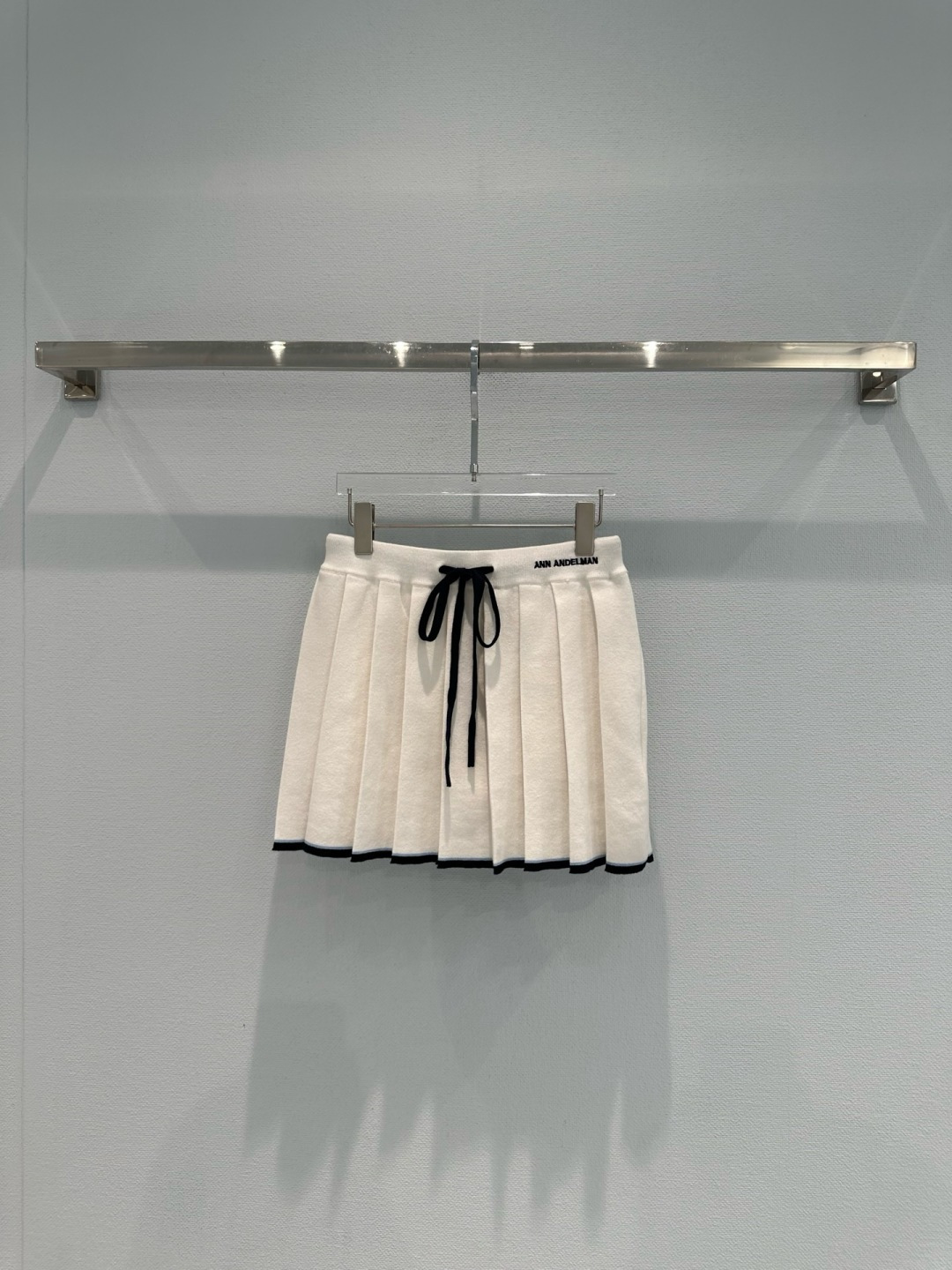 NO:737829,ANN ANDELMAN's contrasting knitted pleated skirt has a white skirt with light blue drawstrings and skirt trim. It is full of college style. The high-waisted A-line version shows long legs. It is very friendly to pear-shaped figures. The knitted fabric is elastic and comfortable to wear. It can be worn with Polo shirts or T-shirts every day to easily get an age-reducing and energetic campus feel. Size SML, skirts, tees, t-shirt,19860909ANN ANDELMAN这款撞色针织百褶裙,白色裙身配浅蓝抽绳和裙摆饰边,学院风满满,高腰A字版型超显腿长,对梨形身材超友好,针织面料有弹性,穿着舒适,日常搭配Polo衫或T恤,轻松get减龄活力校园感.码数SML,,skirts,tees，t-shirt,,Women's clothing