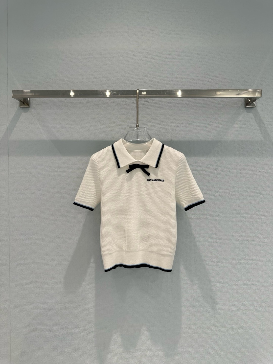 NO:737824,ANN ANDELMAN 2026 early spring new bow knitted POLO shirt, white main color + black edges, full of college style!  Soft knitted fabric, breathable and comfortable, super friendly to wear next to the body, slim fit + bow decoration, reducing age and looking slimmer, easily creating a sweet and cool style, suitable for daily commuting, campus wear or casual outings, paired with pleated skirts or overalls, it will directly enhance the youthful vitality. Size SML,,skirts,19860909ANN ANDELMAN 2026早春新款蝴蝶结针织POLO衫,白色主色+黑色撞边,学院风满满！柔软针织面料,透气舒适,贴身穿超友好,修身版型+蝴蝶结装饰,减龄又显瘦,轻松打造甜酷风格,日常通勤、校园穿搭或休闲出街都很适合,搭配百褶裙或工装裤,青春活力感直接拉满. 码数SML,,skirts,,Women's clothing