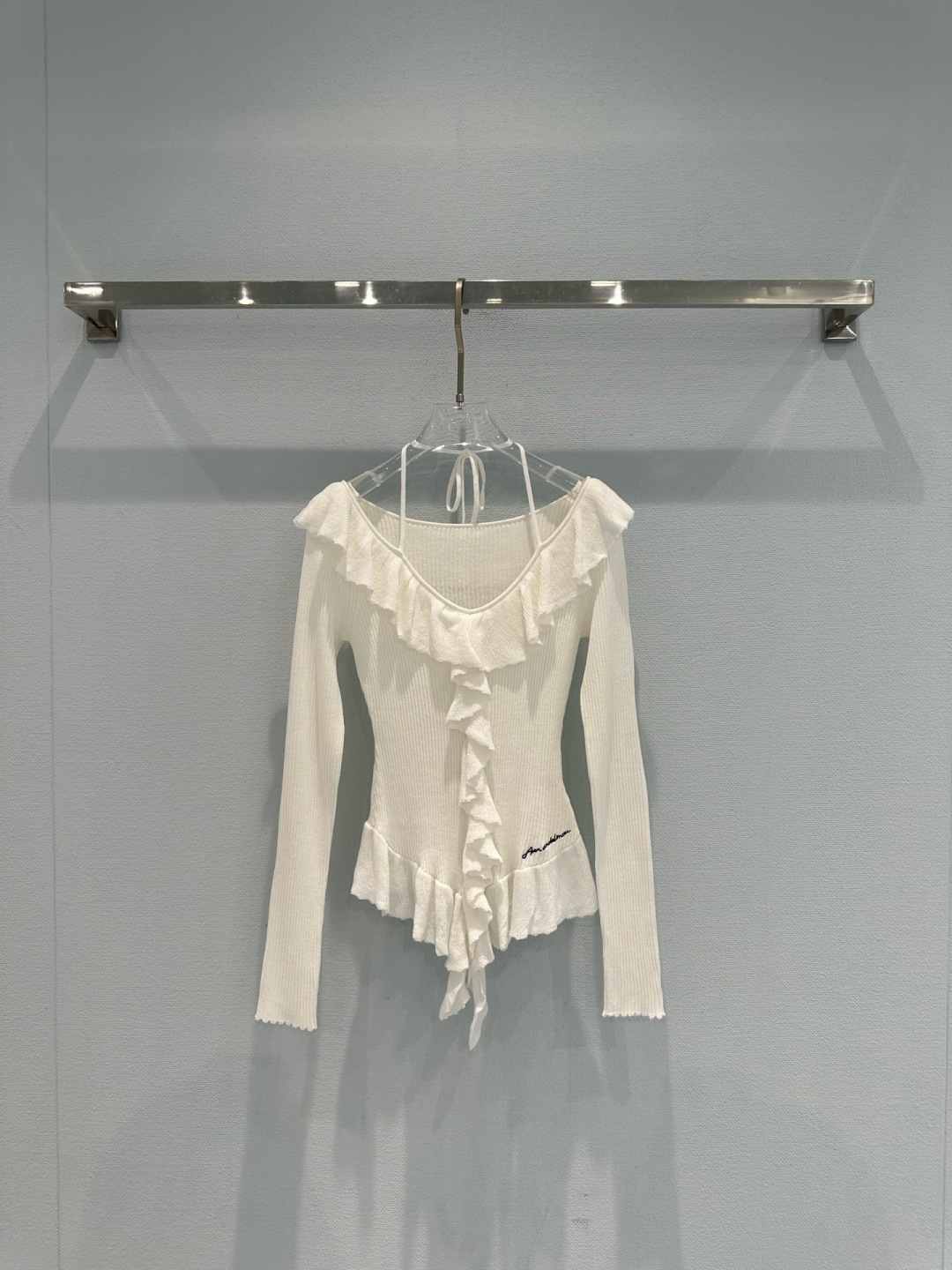 NO:737830,Ann Andelman ruffled sweater, this ruffled sweater is made of soft knitted fabric, close-fitting and comfortable, suitable for daily wear, French ruffle design, romantic and elegant, one-shoulder cut to show the neck line, slim fit to highlight the body curve, white and versatile, easy to match jeans or skirts, suitable for early spring or indoors, with both quality and design, suitable for sisters who pursue unique style. Size SML,,skirts,jeans,19860909Ann Andelman荷叶边针织衫,这款荷叶边针织衫,采用柔软针织面料,贴身舒适,适合日常穿搭,法式荷叶边设计,浪漫优雅,一字肩剪裁展现颈部线条,修身版型凸显身材曲线,白色百搭,轻松搭配牛仔裤或裙装,早春或室内都很适合,品质与设计感兼具,适合追求独特风格的姐妹们. 码数SML,,skirts,jeans,,Women's clothing