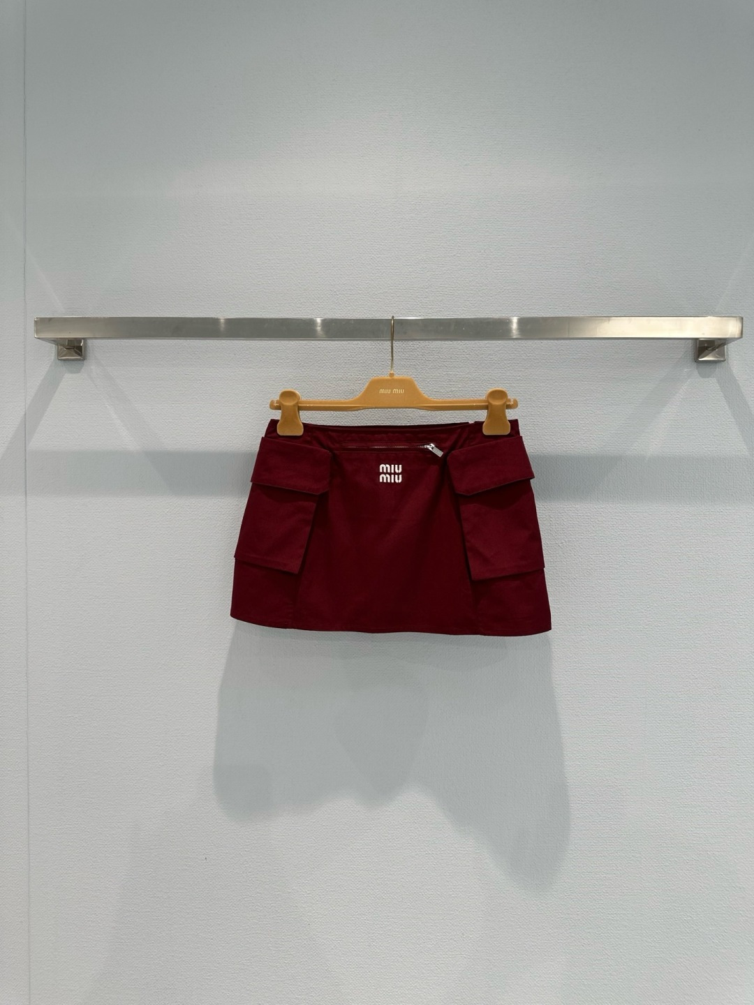 NO:737834,MiuMiu 2026 early spring series burgundy workwear skirt, made of lightweight and durable nylon fabric, large pockets on both sides + front zipper pocket, practical and stylish, 'Miu Miu' embroidery on the front, perfect brand recognition, short cut, paired with a vest, sweater or jacket, you can easily create a retro hot girl style or workwear style, it is perfect for daily outings, parties, and photos!  Size SML,,miumiu,hoodie,sweatshirts,skirts,jackets & coats,19860909MiuMiu 2026早春系列酒红色工装半裙,采用轻便耐用尼龙面料,两侧大口袋+正面拉链口袋,实用又有设计感,正面“Miu Miu”刺绣,品牌辨识度满分,短款剪裁,搭配马甲、卫衣或外套,轻松打造复古辣妹风或工装风,日常出街、聚会、拍照都超出片！码数SML,,miumiu,hoodie,sweatshirts,skirts,jackets & coats,,Women's clothing