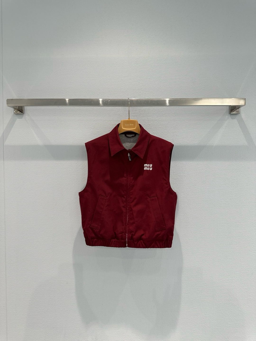 NO:738244,MiuMiu 2026 spring and summer new burgundy vest, classic lapel + zipper design, simple retro style, technical fabrics are light and soft, comfortable and breathable to wear, the brand logo on the chest is very recognizable, the loose silhouette modifies the body, looks slim and fashionable, daily paired with short skirts, boots or contrasting color inner wear, easily get the American retro campus style, and the photo rate is super high!  Code numberSML,,miumiu,boots,skirts,19860909MiuMiu2026春夏新款酒红色马甲,经典翻领+拉链设计,简约复古风,科技面料轻薄柔软,穿着舒适透气,胸前品牌徽标超有辨识度,宽松廓形修饰身材,显瘦又时髦,日常搭配短裙、长靴或撞色内搭,轻松get美式复古校园风,拍照出片率超高！ 码数SML,,miumiu,boots,skirts,,Women's clothing