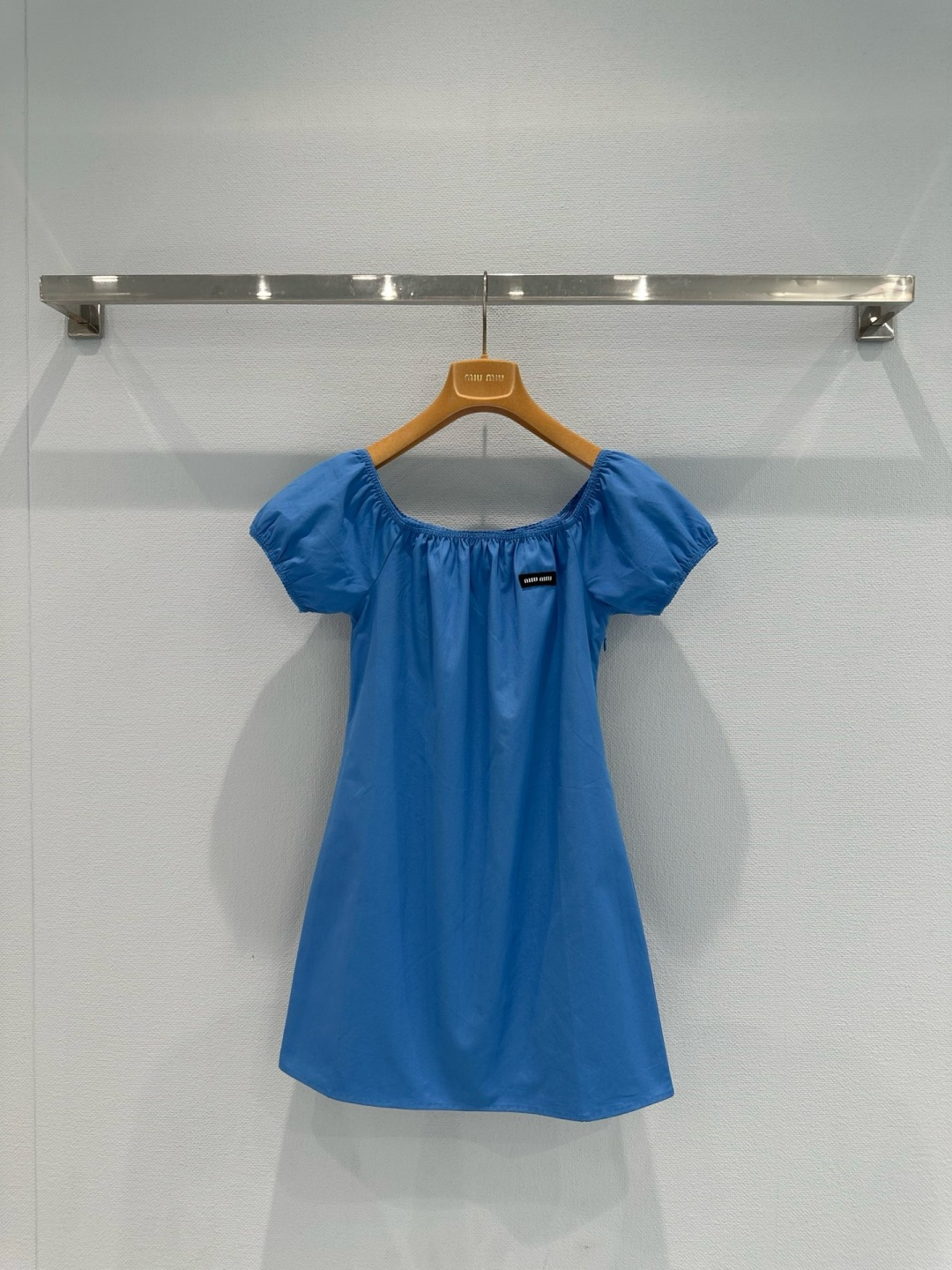 NO:738264,MiuMiu26 early spring series blue puff sleeve dress, the poplin fabric has good drape, is comfortable and breathable to wear, the one-shoulder + puff sleeve design modifies the shoulder line and adds a sense of playfulness. The A-line version is super friendly to the pear-shaped body, hiding the flesh and making it look slimmer. The blue tone makes it white and energetic. It is super refreshing to wear in summer. Pair it with a bag of the same color, loafers or piles of socks, and you can easily get college style or Korean sweet girl style. It is suitable for daily outings and dates!  Code numberSML,,miumiu,loafers,skirts,19860909MiuMiu26早春系列蓝色泡泡袖连衣裙,府绸面料垂感好,穿着舒适透气,一字肩+泡泡袖设计,修饰肩线,增添俏皮感,A字版型对梨形身材超友好,藏肉显瘦,蓝色调显白又元气,夏天穿超清新,搭配同色系包包、乐福鞋或堆堆袜,轻松get学院风or韩系甜妹风,日常出街、约会都很适合哦！ 码数SML,,miumiu,loafers,skirts,,Women's clothing