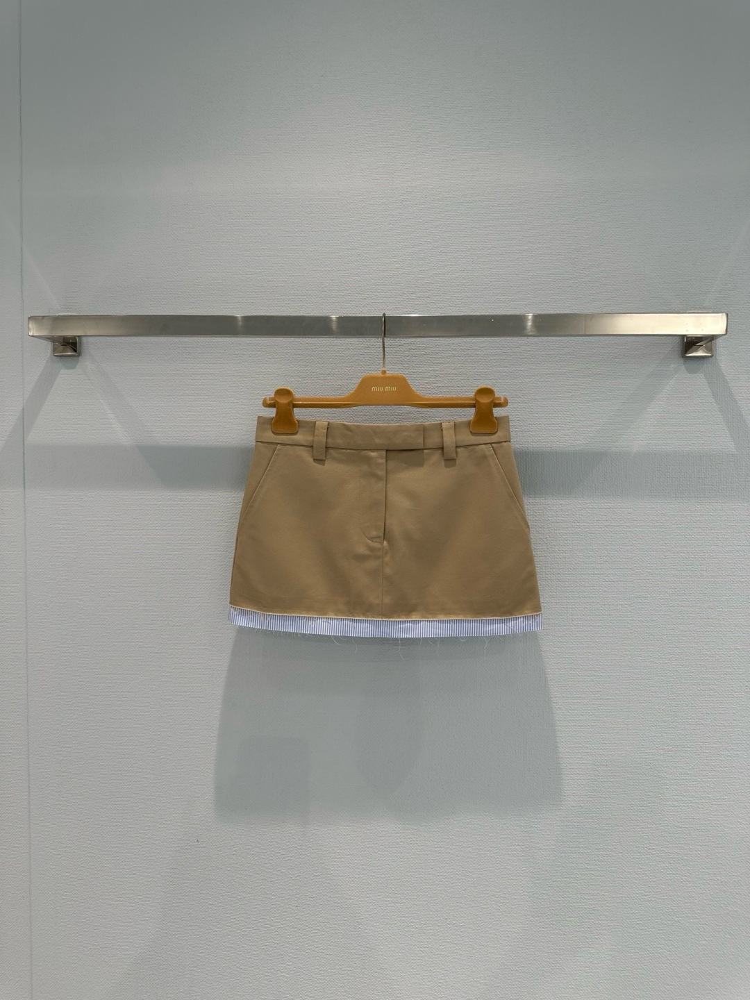 NO:738248,MiuMiu's fake two-piece skirt, in khaki with blue and white stripes, is full of preppy style!  The high-waisted A-line version makes you slim and flatters your body proportions. The light fabric is super comfortable to wear in spring and summer. The two-piece design is full of layers. It goes well with shirts or sweaters. It can be easily used for commuting, dating and daily life. It is a MiuMiu classic series, fashionable and practical, with both girly and elegant temperament. Size SML,,miumiu,skirts,shirts,19860909MiuMiu这款假两件半裙,卡其色拼接蓝白条纹,学院风满满！高腰A字版型,显瘦又修饰身材比例,轻薄面料春夏穿超舒服,假两件设计层次感十足,搭配衬衫或针织衫都很出彩,通勤、约会、日常都能轻松驾驭,是MiuMiu经典系列,时髦又实用,少女感和优雅气质兼具. 码数SML,,miumiu,skirts,shirts,,Women's clothing