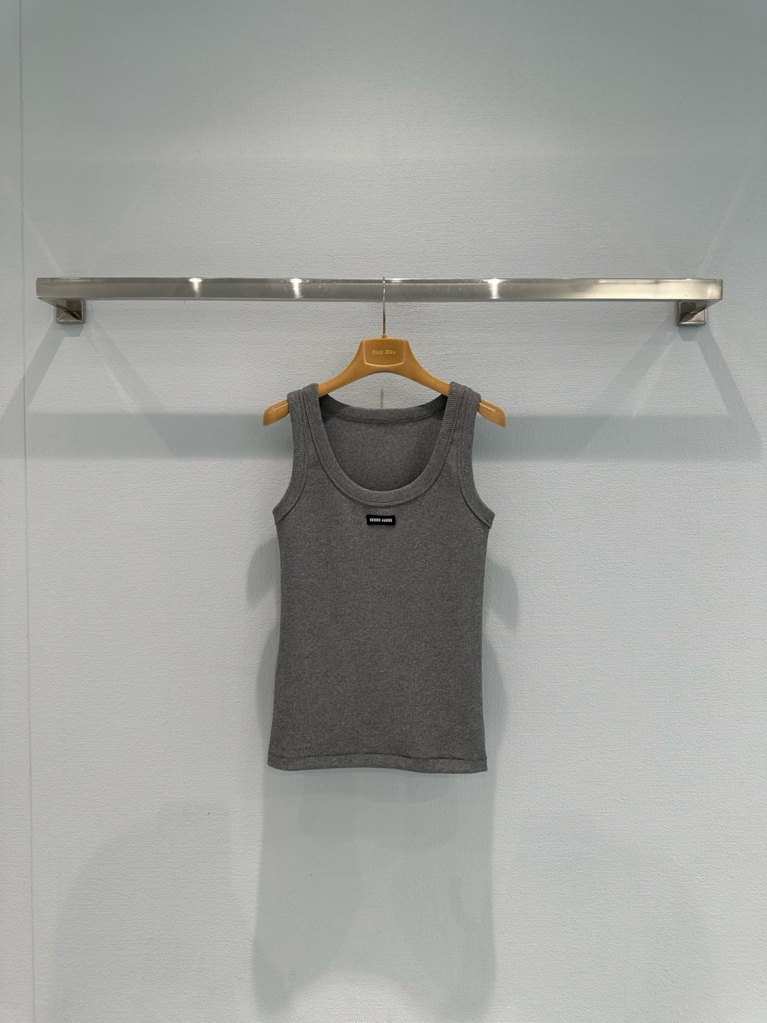 NO:738253,MiuMiu gray knitted vest, soft knitted fabric, simple and elegant, the brand logo on the chest is very recognizable, wide shoulder strap design, comfortable and fashionable, it is OK to wear alone or layered in summer. The gray color is versatile and can be easily matched with skirts, shorts or jeans. It can be worn for commuting, vacation and daily life. Full of French retro style, practical and elegant, it is a must-have item for summer wardrobe!  Code numberSML,,miumiu,skirts,shorts,jeans,19860909MiuMiu灰色针织背心,柔软针织面料,简约大方,胸前品牌徽标超有辨识度,宽肩带设计,舒适又时髦,夏天单穿或内搭都很OK,灰色百搭,轻松搭配裙装、短裤或牛仔裤,通勤、度假、日常都能穿,法式复古风满满,实用又优雅,是夏季衣橱必备单品！码数SML,,miumiu,skirts,shorts,jeans,,Women's clothing