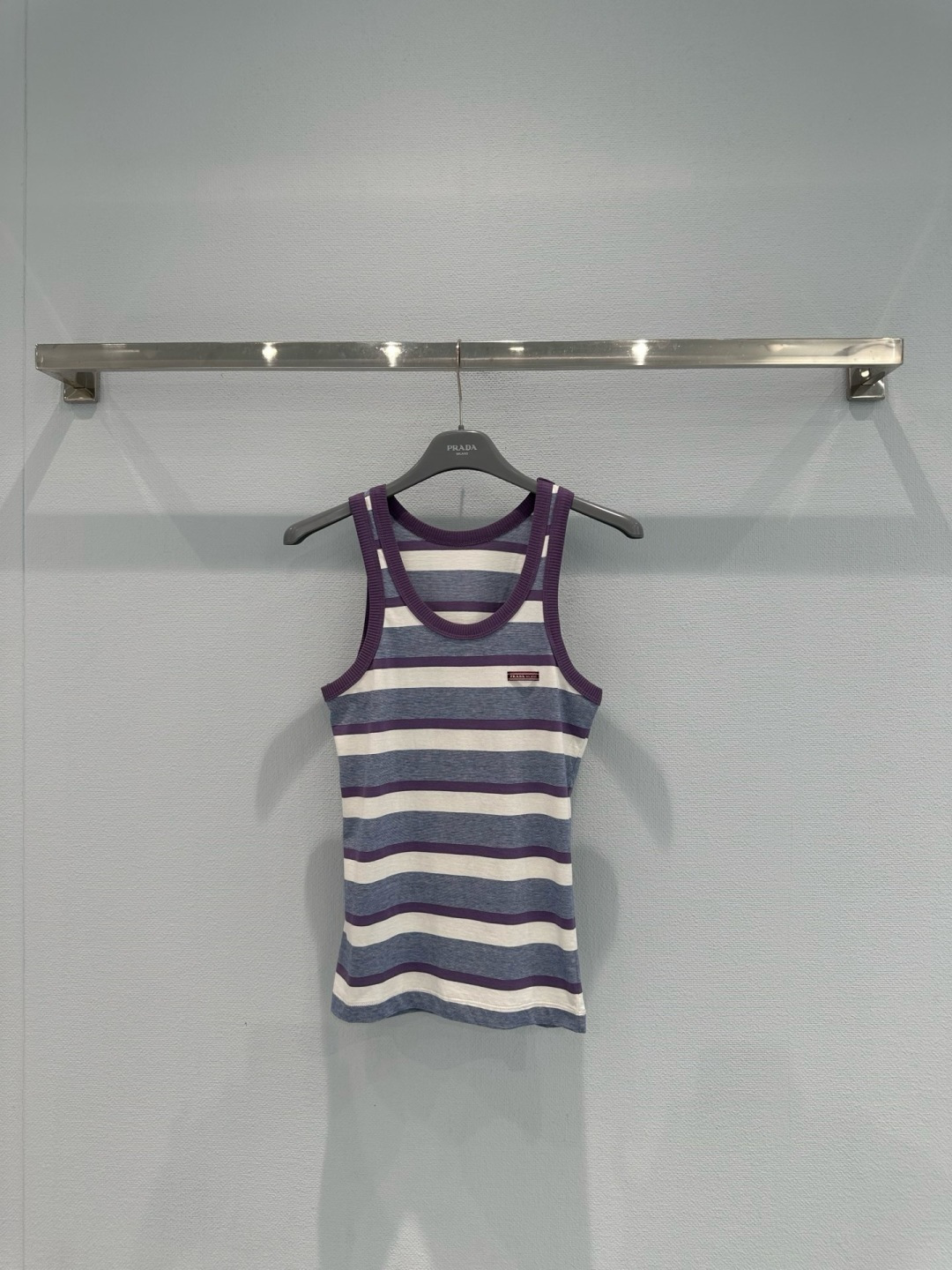 NO:738261,Prada2026 Morandi striped vest, this Morandi color striped vest, purple, blue and white three colors are simple and energetic, the round neck sleeveless design is very suitable for summer wear, the fabric is breathable and comfortable, it is OK for daily casual, paired with jeans or plaid skirts, SS26 spring and summer series, practical and fashionable, a must-have for girls with simple style!  Code numberSML,,prada,skirts,jeans,19860909Prada2026莫兰迪条纹背心,这款莫兰迪配色条纹背心,紫蓝白三色简约又有活力,圆领无袖设计超适合夏天穿,面料透气舒适,日常休闲、搭配牛仔裤或格纹裙都很OK,SS26春夏系列,实用又时髦,简约风女孩必入！码数SML,,prada,skirts,jeans,,Women's clothing