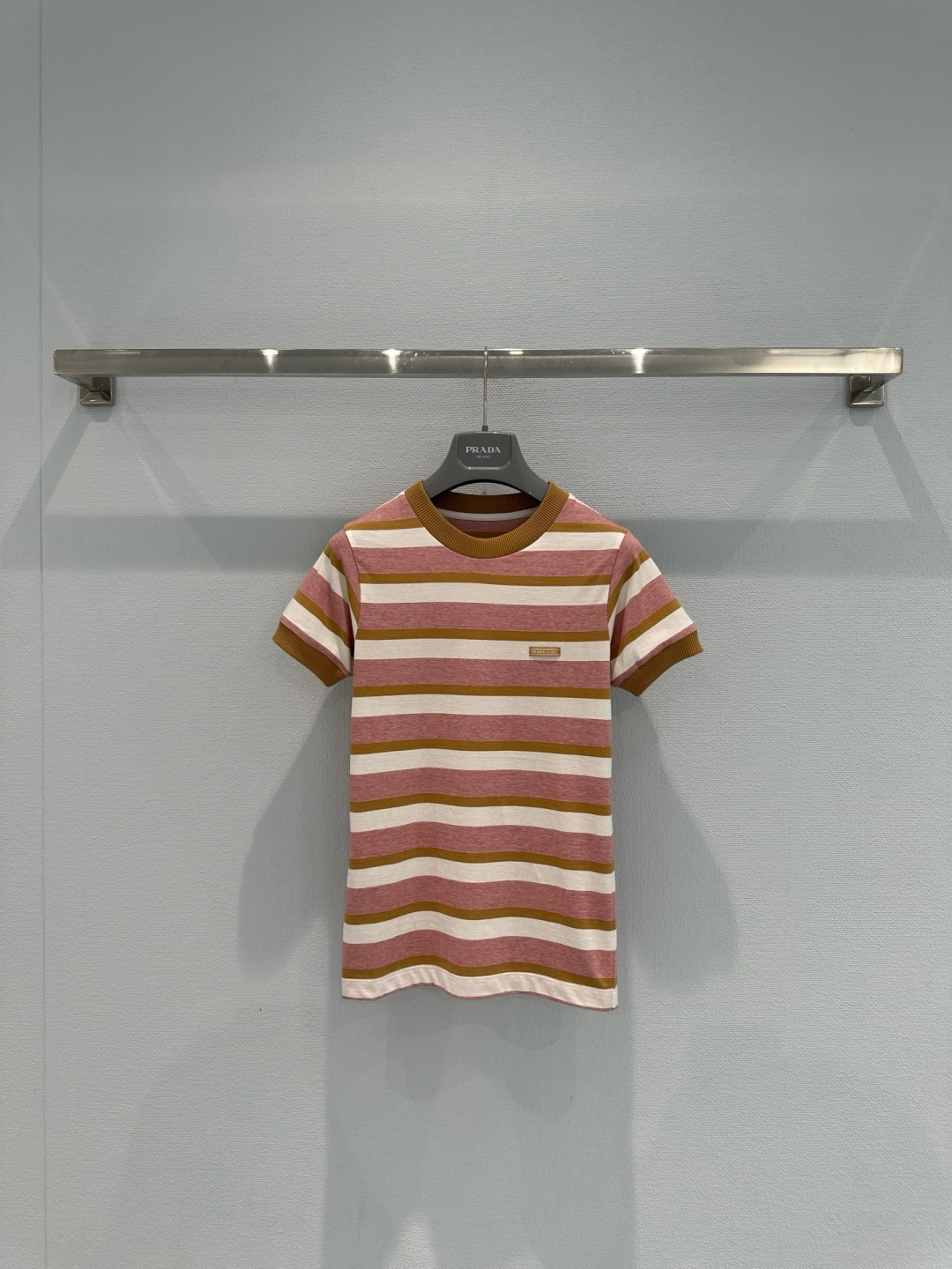 NO:738256,PRADA women's striped short-sleeved T-shirt, this women's striped short-sleeved T-shirt is made of soft and comfortable cotton fabric and is super friendly for daily wear. It has pink, brown and white stripes + dark brown round neck. It is simple and detailed. The PRADA logo on the chest is low-key to enhance recognition. It is versatile whether worn with jeans or skirts. It can be easily switched between casual or commuting style. It has various sizes to meet the needs of different body shapes, practical and fashionable!  Size SML,,prada,skirts,jeans,T-shirt,tees,t-shirt,19860909PRADA 女士条纹短袖T恤,这款女士条纹短袖T恤,棉质面料柔软舒适,日常穿着超友好,粉棕白条纹+深棕圆领,简约又有细节感,胸前PRADA徽标低调提升辨识度,无论搭牛仔裤还是半裙都很百搭,轻松切换休闲or通勤风,尺码多样,满足不同身材需求,实用又时髦！码数SML,,prada,skirts,jeans,T-shirt,tees，t-shirt,,Women's clothing