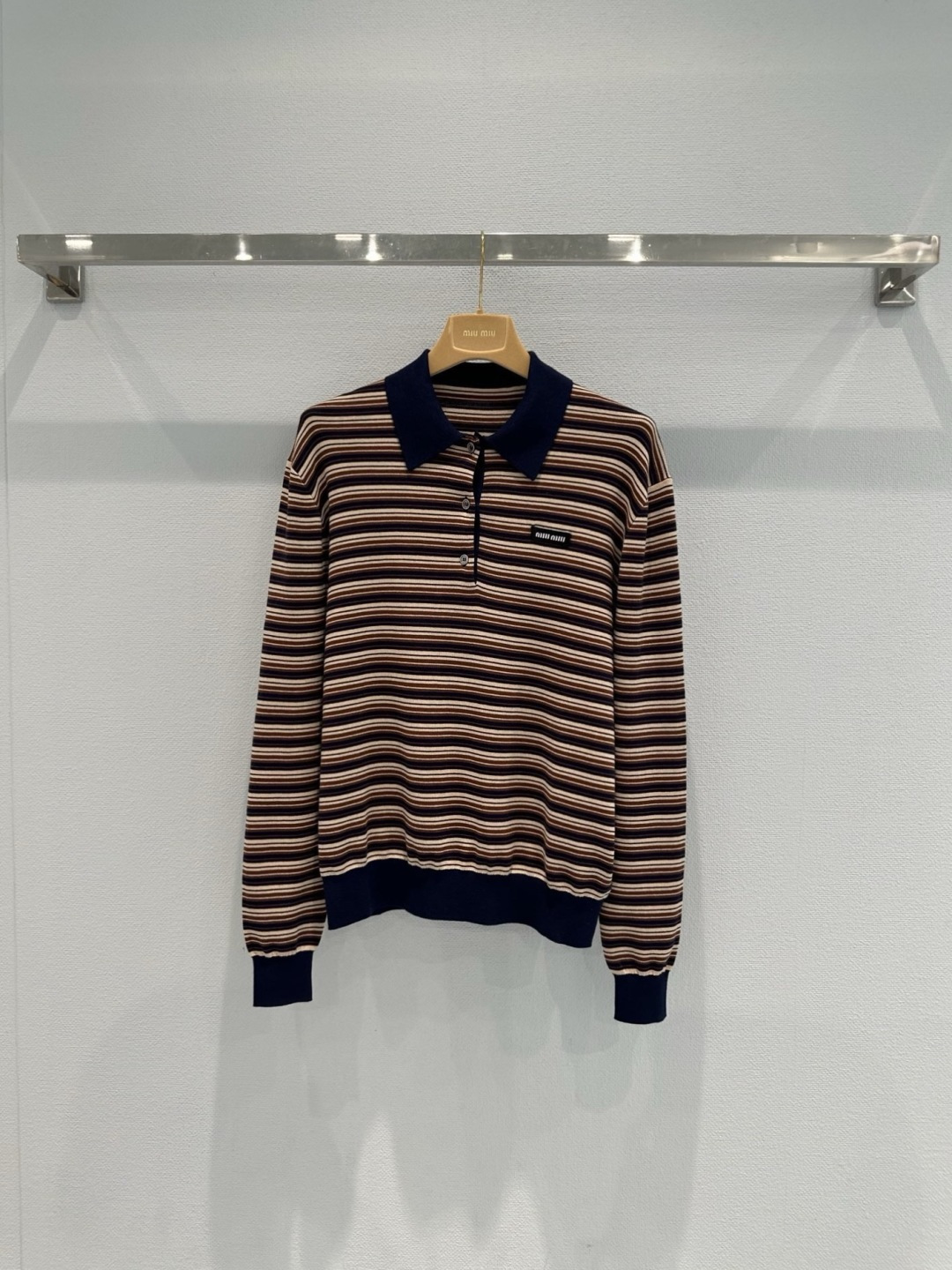 NO:739150,MiuMiu 2026 early spring series striped wool Polo shirt, soft and skin-friendly wool material, super comfortable to wear in autumn and winter, brown and blue contrast stripes + navy lapels, full of retro college style, half raglan design + ribbed cuffs and hem, full of details, loose fit, super slim, super friendly to the body, knitted logo patches low-key to highlight the brand texture, versatile to wear alone or inside, easily create a sweet cool or retro style, it is a must-have practical item for autumn and winter wardrobe!  Code number SML,,miumiu,19860909MiuMiu 2026早春系列条纹羊毛Polo衫,柔软亲肤羊毛材质,秋冬穿超舒服,棕蓝撞色条纹+藏青翻领,复古学院风满满,半插肩设计+罗纹袖口和底边,细节感十足,宽松版型超显瘦,对身材超友好,针织徽标贴饰低调彰显品牌质感,单穿或内搭都很百搭,轻松打造甜酷or复古风,是秋冬衣橱必备实用单品！码数SML,,miumiu,,Women's clothing