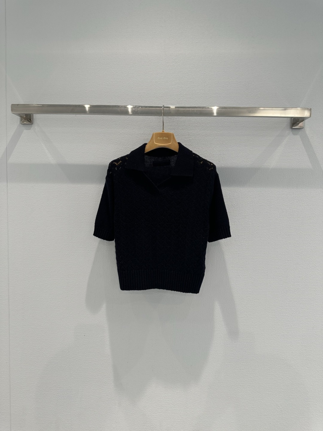 NO:739165,MiyMiu black knitted lapel short-sleeved top. This black knitted lapel short-sleeved top is made of light and breathable knitted fabric. It is super comfortable to wear in summer. The lapel design has a bit of Polo style. The hollow details on the shoulders are very good. It has a loose fit and is very tolerant. It can be worn alone or layered. It can be easily worn for commuting and leisure. It is versatile in black and can be matched with anything. It is simple and has a sense of design. It is suitable for sisters who like comfort and fashion!  Size SML,,miumiu,T-shirt,19860909MiyMiu黑色针织翻领短袖上衣,这款黑色针织翻领短袖,采用轻薄透气针织面料,夏天穿超舒服,翻领设计带点Polo风,肩部镂空细节很加分,宽松版型,包容性强,单穿或内搭都OK,通勤休闲都能轻松驾驭,黑色百搭,怎么搭都不出错,简约又有设计感,适合喜欢舒适时尚的姐妹们！码数SML,,miumiu,T-shirt,,Women's clothing