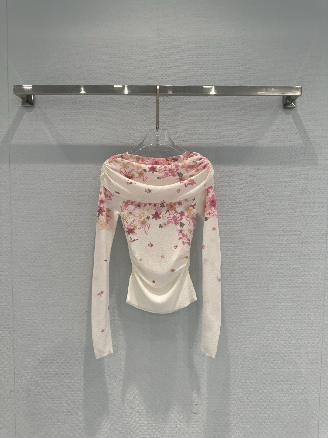 NO:739155,ANN ANDELMAN's new 2026 spring and summer gradient print one-shoulder sweater, gradient print + one-shoulder design, full of mature lady style, soft knitted fabric, close-fitting and comfortable, slightly see-through gauze texture is super atmospheric, the pink floral pattern is gentle and not greasy, the waist cut shows the figure, the collarbone line is revealed in one second, it looks great with jeans or skirts, it can be easily used in daily life and dates in early spring, practical and fashionable!  Code numberSML,,skirts,jeans,19860909ANN ANDELMAN2026春夏新品渐变印花一字肩针织衫,渐变印花+一字肩设计,轻熟淑女风满满,柔软针织面料,贴身舒适,微透薄纱质感超有氛围感,粉色碎花温柔不腻,收腰剪裁显身材,锁骨线条一秒展现,搭配牛仔裤或半裙都很出彩,早春日常、约会都能轻松驾驭,实用又时髦！ 码数SML,,skirts,jeans,,Women's clothing