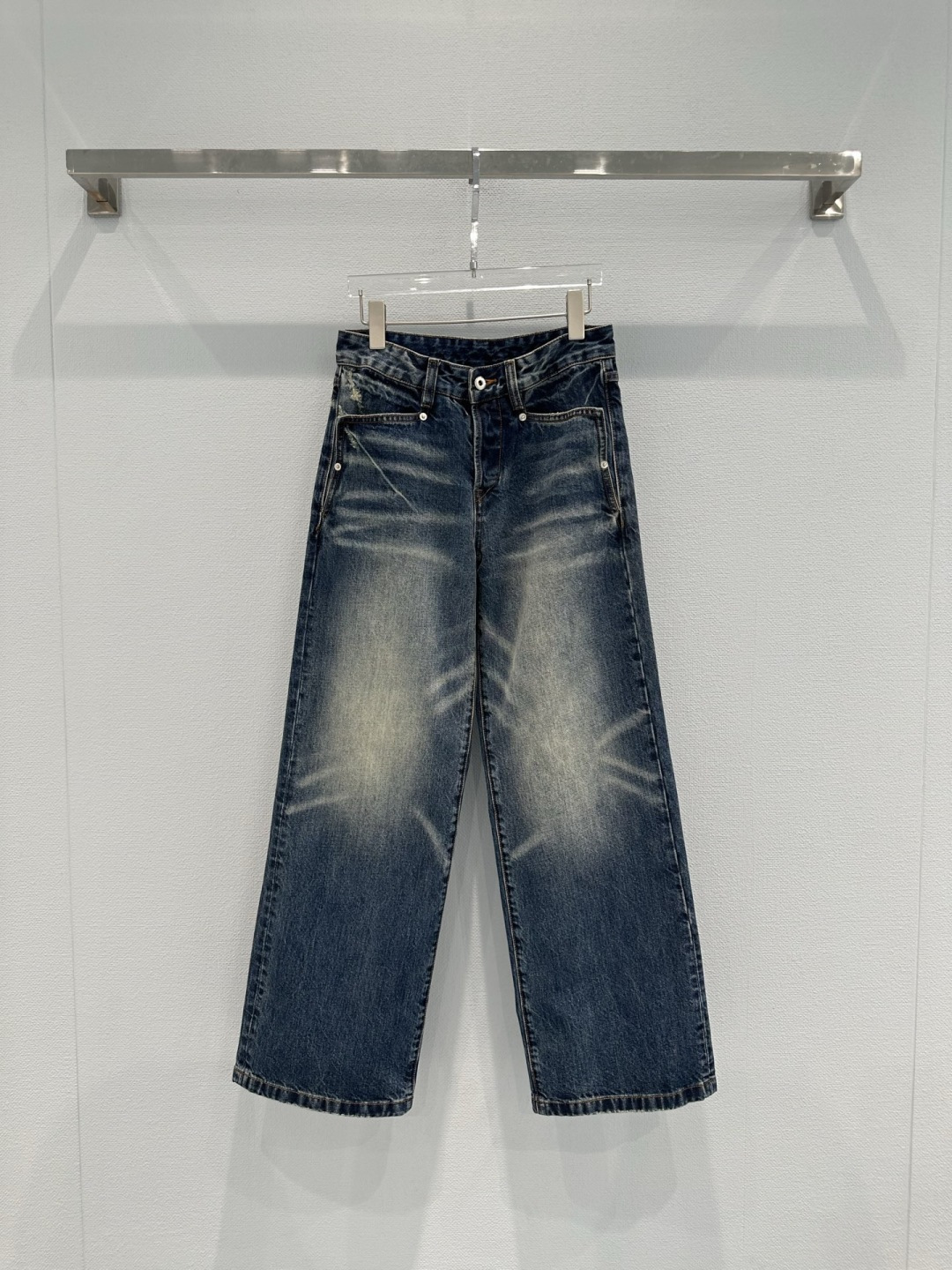 NO:739135,Liegee Retro Whisker Jeans. These jeans are made of retro whisker washing technology. They have dark blue gradient distressing and are full of layers. They have a loose straight fit that slims down and flatters the legs. They are very friendly to pear-shaped figures. They are made of pure cotton and are soft and breathable. They are super comfortable to wear in the summer. The waist width is moderate and can be matched with a belt. They have a great sense of style. They can be easily used for daily commuting and leisure. You can match them with T-shirts and shirts at will. Get the retro lazy style!  Size SML,,jeans,shirts,tees,t-shirt,19860909Liegee复古猫须牛仔裤这款牛仔裤采用复古猫须水洗工艺,深蓝渐变做旧,层次感满满,宽松直筒版型,显瘦又修饰腿型,对梨形身材超友好,纯棉面料,柔软透气,夏天穿超舒服,腰头宽度适中,可搭配腰带,造型感up,日常通勤、休闲都能轻松驾驭,T恤、衬衫随意搭配,复古慵懒风get！ 码数SML,,jeans,shirts,tees，t-shirt,,Women's clothing