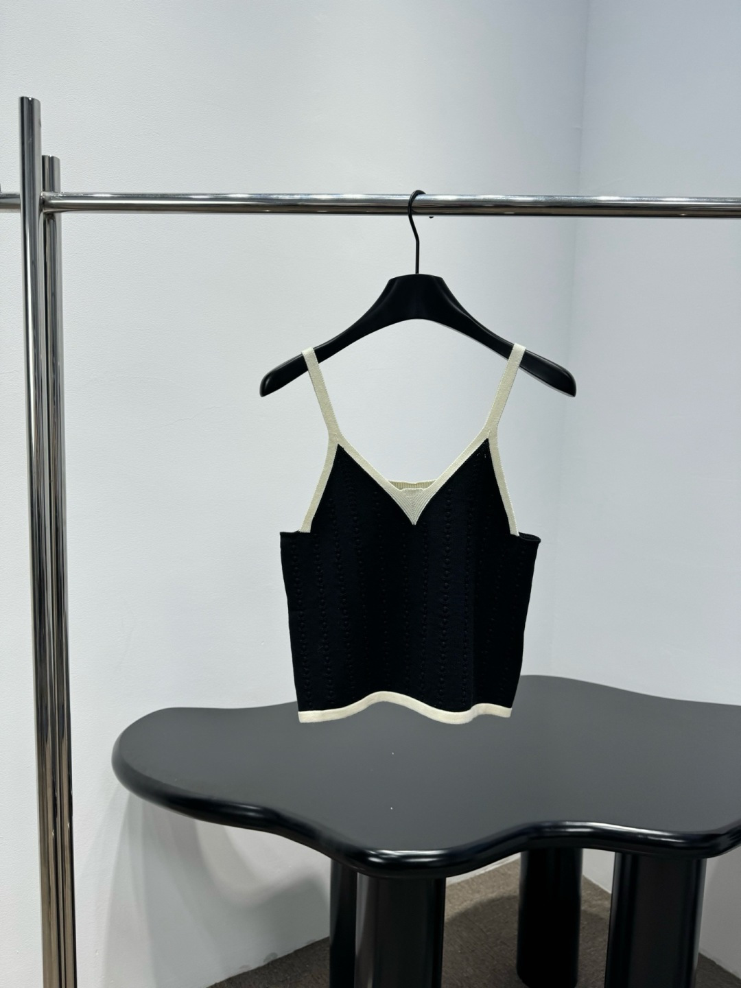 NO:739140,Chanel Chanel embroidered knitted camisole, this off-white embroidered knitted camisole, with black trim and contrasting design, is very recognizable. It has a classic double C Logo on the front, full of brand sense, vertical stripe embroidery details, and upscale texture. The knitted fabric has good elasticity, is close-fitting and comfortable, and is versatile for daily wear or inner wear. Pair it with high-waisted pants/skirts, and you can easily get an elegant and casual style!  Code number SML,,chanel,chanel,skirts,19860909Chanel香奈儿刺绣针织吊带背心,这款米白色刺绣针织吊带背心,黑色边饰撞色设计超有辨识度,正面经典双C Logo,品牌感满满,竖条纹刺绣细节,质感up,针织面料弹性好,贴身又舒适,日常穿搭或内搭都很百搭,配高腰裤/半裙,轻松get优雅休闲风！ 码数SML,,chanel,chanel,skirts,,Women's clothing