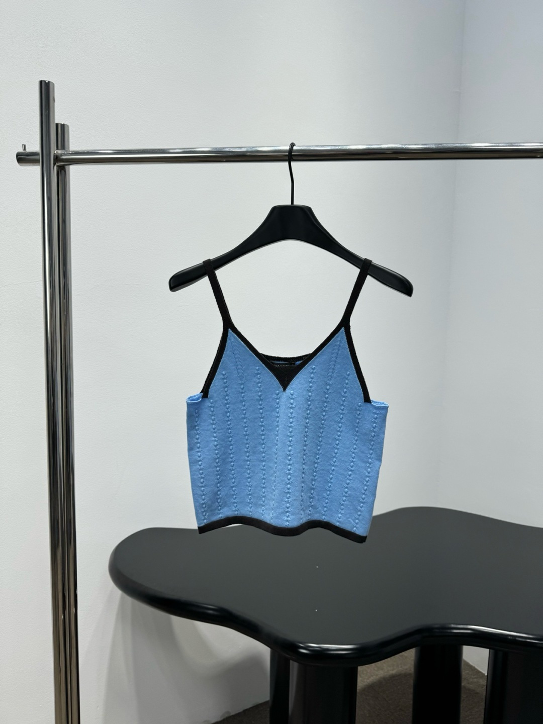 NO:739144,Chanel Chanel embroidered knitted camisole, this off-white embroidered knitted camisole, with black trim and contrasting design, is very recognizable. It has a classic double C Logo on the front, full of brand sense, vertical stripe embroidery details, and upscale texture. The knitted fabric has good elasticity, is close-fitting and comfortable, and is versatile for daily wear or inner wear. Pair it with high-waisted pants/skirts, and you can easily get an elegant and casual style!  Code number SML,,chanel,chanel,skirts,19860909Chanel香奈儿刺绣针织吊带背心,这款米白色刺绣针织吊带背心,黑色边饰撞色设计超有辨识度,正面经典双C Logo,品牌感满满,竖条纹刺绣细节,质感up,针织面料弹性好,贴身又舒适,日常穿搭或内搭都很百搭,配高腰裤/半裙,轻松get优雅休闲风！ 码数SML,,chanel,chanel,skirts,,Women's clothing