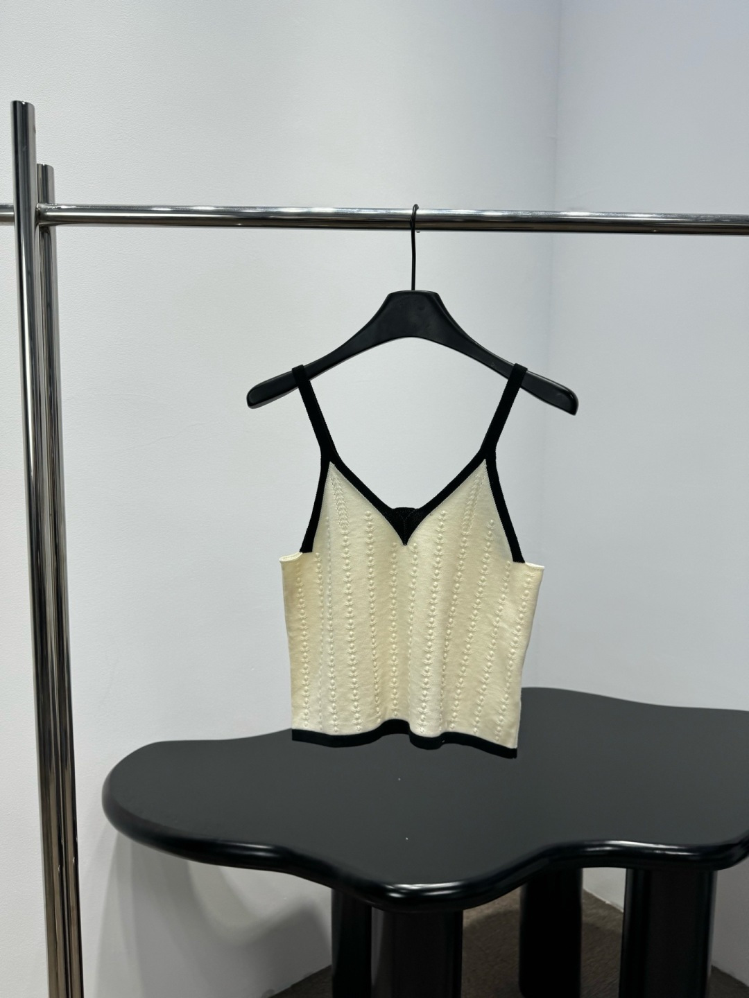 NO:739148,Chanel Chanel embroidered knitted camisole, this off-white embroidered knitted camisole, with black trim and contrasting design, is very recognizable. It has a classic double C Logo on the front, full of brand sense, vertical stripe embroidery details, and upscale texture. The knitted fabric has good elasticity, is close-fitting and comfortable, and is versatile for daily wear or inner wear. Pair it with high-waisted pants/skirts, and you can easily get an elegant and casual style!  Code number SML,,chanel,chanel,skirts,19860909Chanel香奈儿刺绣针织吊带背心,这款米白色刺绣针织吊带背心,黑色边饰撞色设计超有辨识度,正面经典双C Logo,品牌感满满,竖条纹刺绣细节,质感up,针织面料弹性好,贴身又舒适,日常穿搭或内搭都很百搭,配高腰裤/半裙,轻松get优雅休闲风！ 码数SML,,chanel,chanel,skirts,,Women's clothing