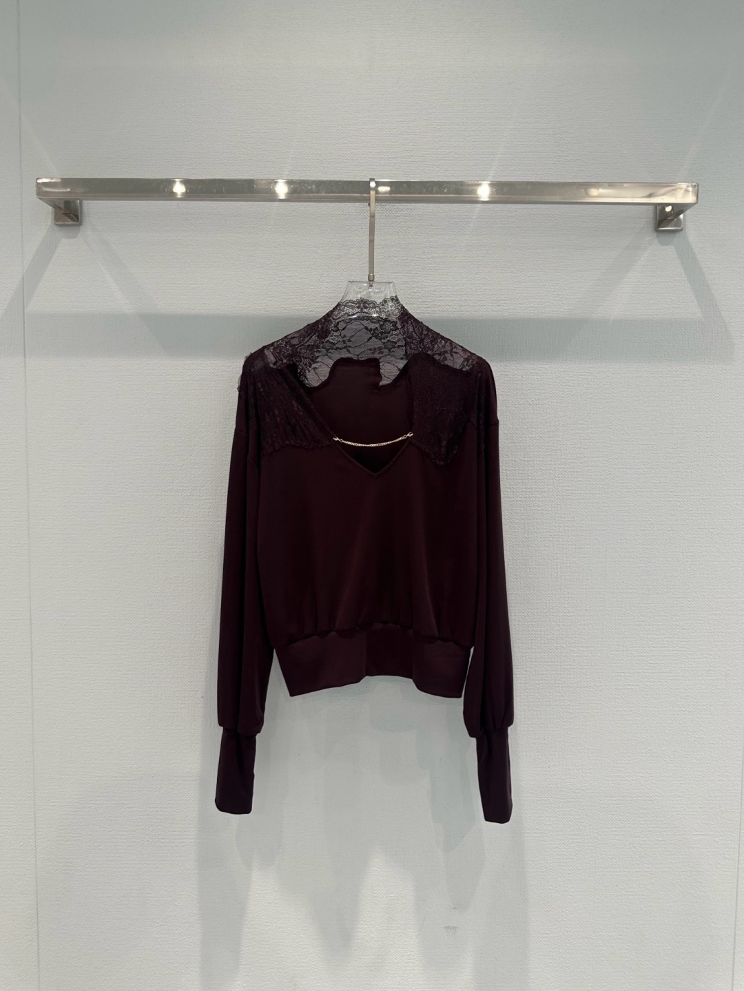 NO:739701,CNLEEWEI lace splicing knitted top, this burgundy knitted top has a reversible design and is super practical. One side has a V-neck + metal chain, spliced ​​lace, retro and exquisite, and the other side shows knitted solid color, simple and versatile, and the fabric is soft and comfortable. It is very suitable for spring and autumn. Pair it with a high-waisted skirt or jeans. It can easily switch between a ladylike or casual style, and can be used for commuting and dating!  Code numberSML,,skirts,jeans,19860909CNLEEWEI蕾丝拼接针织上衣,这款酒红色针织上衣,正反两穿设计超实用,一面是V领+金属链条,拼接蕾丝花边,复古又精致,另一面则展现针织纯色,简约百搭,面料柔软舒适,春秋季节穿超合适,搭配高腰半裙或牛仔裤,轻松切换御姐or休闲风,通勤约会都能hold住！码数SML,,skirts,jeans,,Women's clothing