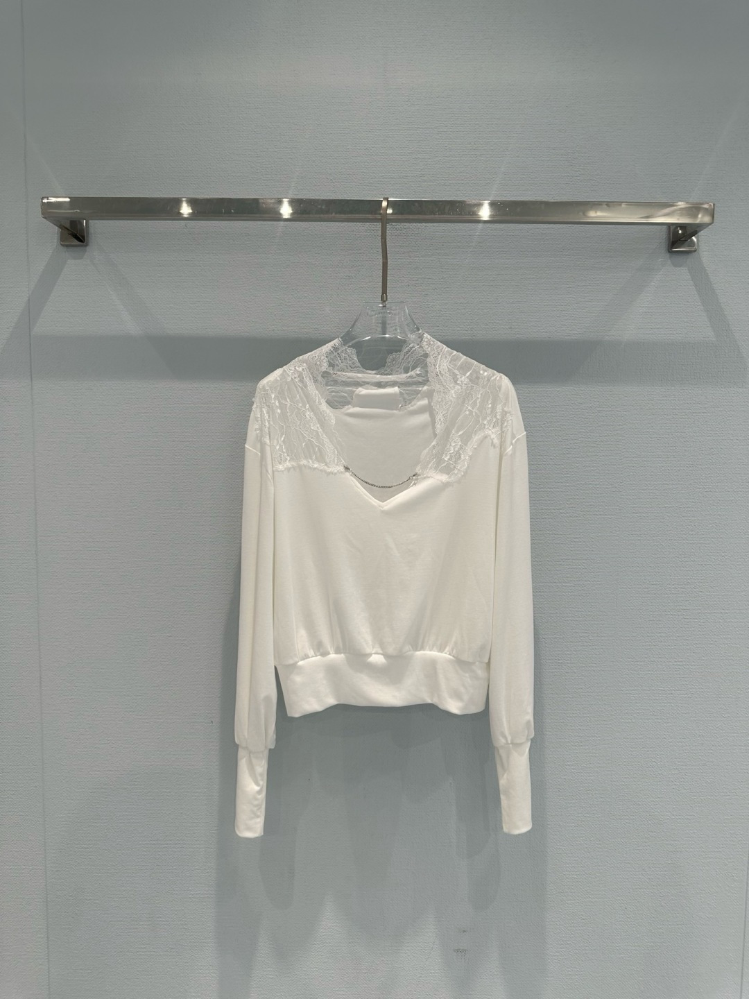 NO:739707,CNLEEWEI lace splicing knitted top, this white knitted top has a reversible design and is very practical. One side has a V-neck + metal chain and spliced ​​lace, which is retro and exquisite. The other side shows a knitted solid color. It is simple and versatile, and the fabric is soft and comfortable. It is very suitable for spring and autumn. Pair it with a high-waisted skirt or jeans. It can easily switch between elegant or casual style, and can be used for commuting and dating!  Code numberSML,,skirts,jeans,19860909CNLEEWEI蕾丝拼接针织上衣,这款白色针织上衣,正反两穿设计超实用,一面是V领+金属链条,拼接蕾丝花边,复古又精致,另一面则展现针织纯色,简约百搭,面料柔软舒适,春秋季节穿超合适,搭配高腰半裙或牛仔裤,轻松切换御姐or休闲风,通勤约会都能hold住！码数SML,,skirts,jeans,,Women's clothing