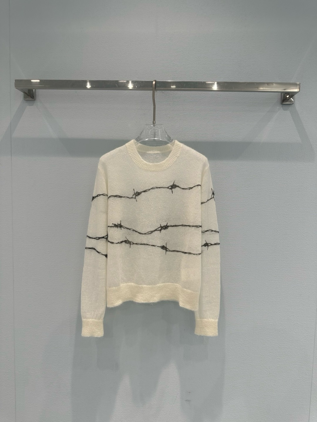 NO:740190,Liegee 2025 autumn and winter 'ABTRNNIG' series thorn print sweater, mohair + wool blend, light and skin-friendly and super comfortable, black and white thorn wire mesh print, full of punk feel, elegant and rebellious, round neck and long sleeve design, super versatile for daily wear, can be worn alone or layered, super stylish in autumn and winter!  Inspired by Berlin underground culture, details must be controlled,19860909Liegee 2025秋冬「ABTRNNIG」系列荆棘印花毛衫,马海毛+羊毛混纺,轻盈亲肤超舒服,黑白荆棘铁丝网印花,朋克感满满,优雅又叛逆,圆领长袖设计,日常穿搭超百搭,单穿or内搭都OK,秋冬穿超有型！灵感来自柏林地下文化,细节控必,,,Women's clothing