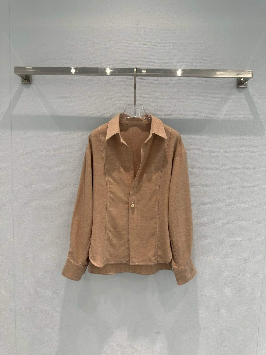 NO:740198,JACQUES WEI's early spring series of camel wool shirts adopt a structured design. The wool blended fabric is soft and comfortable, warm and breathable. It is very suitable for autumn and winter. The camel color is low-key and elegant, and can be easily used for daily commuting. It goes well with jeans or skirts. The metal buttons are embellished with details. It is simple and textured. It is a high-end designer brand, suitable for sisters who like quality and design!  Size SML,,skirts,jeans,shirts,19860909JACQUES WEI早春系列驼色羊毛衬衫,采用结构式设计,羊毛混纺面料柔软舒适,保暖又透气,秋冬穿超合适,驼色低调优雅,通勤日常都能轻松驾驭,搭配牛仔裤或半身裙都很出彩,金属纽扣点缀细节,简约又有质感,属于高端设计师品牌,适合喜欢品质和设计感的姐妹们！ 码数SML,,skirts,jeans,shirts,,Women's clothing