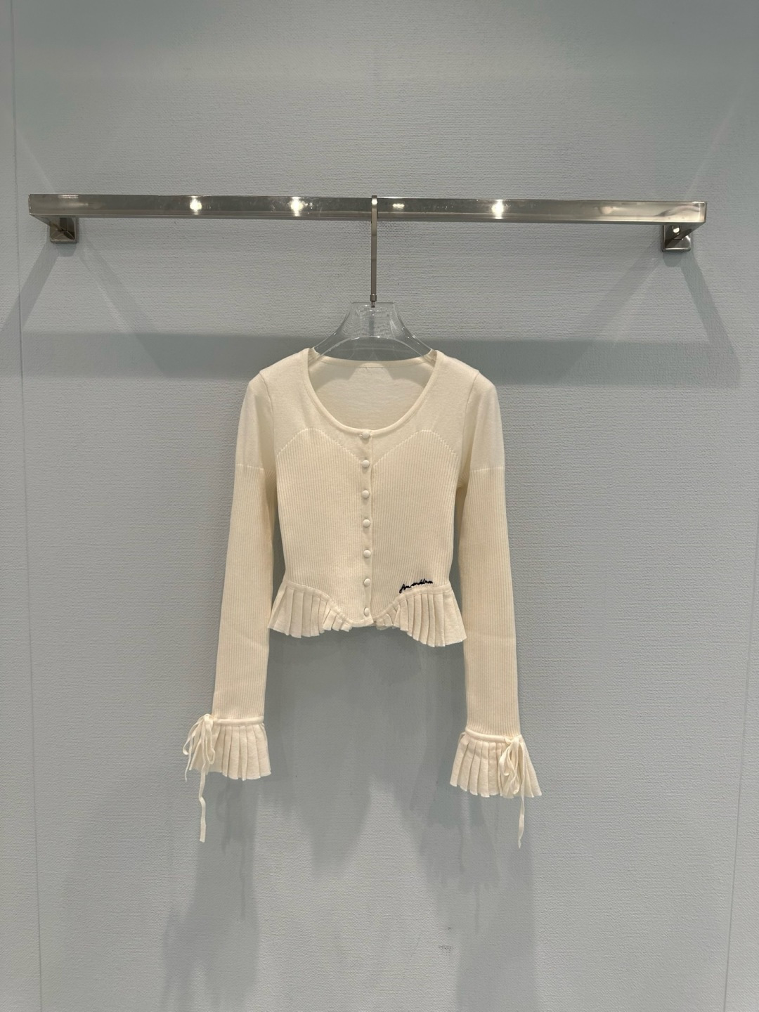 NO:740194,ANN ANDELMAN  2026 new early spring bell-sleeved sweater, off-white soft knitted fabric, pleated lace design on the cuffs and hem, full of elegant retro feel, round neck + button placket, easy to put on and take off, short version that shows off the body proportions, especially suitable for petite girls, the bell-sleeve details make the whole body more flexible, paired with a high-waisted skirt or jeans, you can easily get a gentle Korean or French lazy style, you can easily control it for commuting, dating, and daily life, it is a must-have and versatile item for your early spring wardrobe!  Code numberSML,,skirts,jeans,19860909ANN ANDELMAN 2026早春新款喇叭袖针织衫,米白色软糯针织,袖口和下摆褶皱花边设计,优雅复古感满满,圆领+纽扣开襟,穿脱方便,短款版型超显身材比例,特别适合小个子女生,喇叭袖细节让整体更灵动,搭配高腰裙或牛仔裤,轻松get温柔韩系or法式慵懒风,通勤、约会、日常都能轻松驾驭,是早春衣橱必备百搭单品！码数SML,,skirts,jeans,,Women's clothing