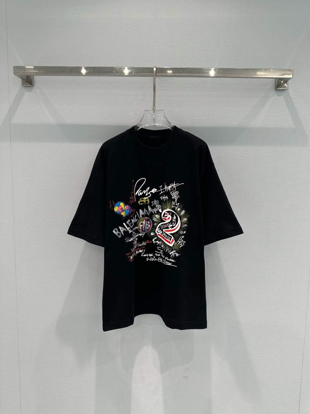 NO:740197,Eiffel Tower graffiti-style black T-shirt. This black T-shirt is themed with Eiffel Tower graffiti. It has a full street feel and bright colors. It is matched with the word 'PARIS' and a heart-shaped pattern. It has a French atmosphere. It is made of pure cotton. It is breathable and comfortable. The loose fit is super slim. There is no pressure in daily casual wear. Whether it is paired with jeans or a short skirt, it can easily create a casual fashion sense. It has both personality and comfort. It will turn heads when you go out!  Size SML,,skirts,jeans,tees,t-shirt,19860909巴黎铁塔涂鸦风黑色T恤,这款黑色T恤以巴黎铁塔涂鸦为主题,街头感十足,色彩鲜明,搭配“PARIS”字样和心形图案,法式氛围拉满,纯棉材质,透气舒适,宽松版型超显瘦,日常休闲穿搭无压力,无论配牛仔裤还是短裙,轻松打造随性时尚感,个性与舒适兼得,出街回头率up！码数SML,,skirts,jeans,tees，t-shirt,,Women's clothing