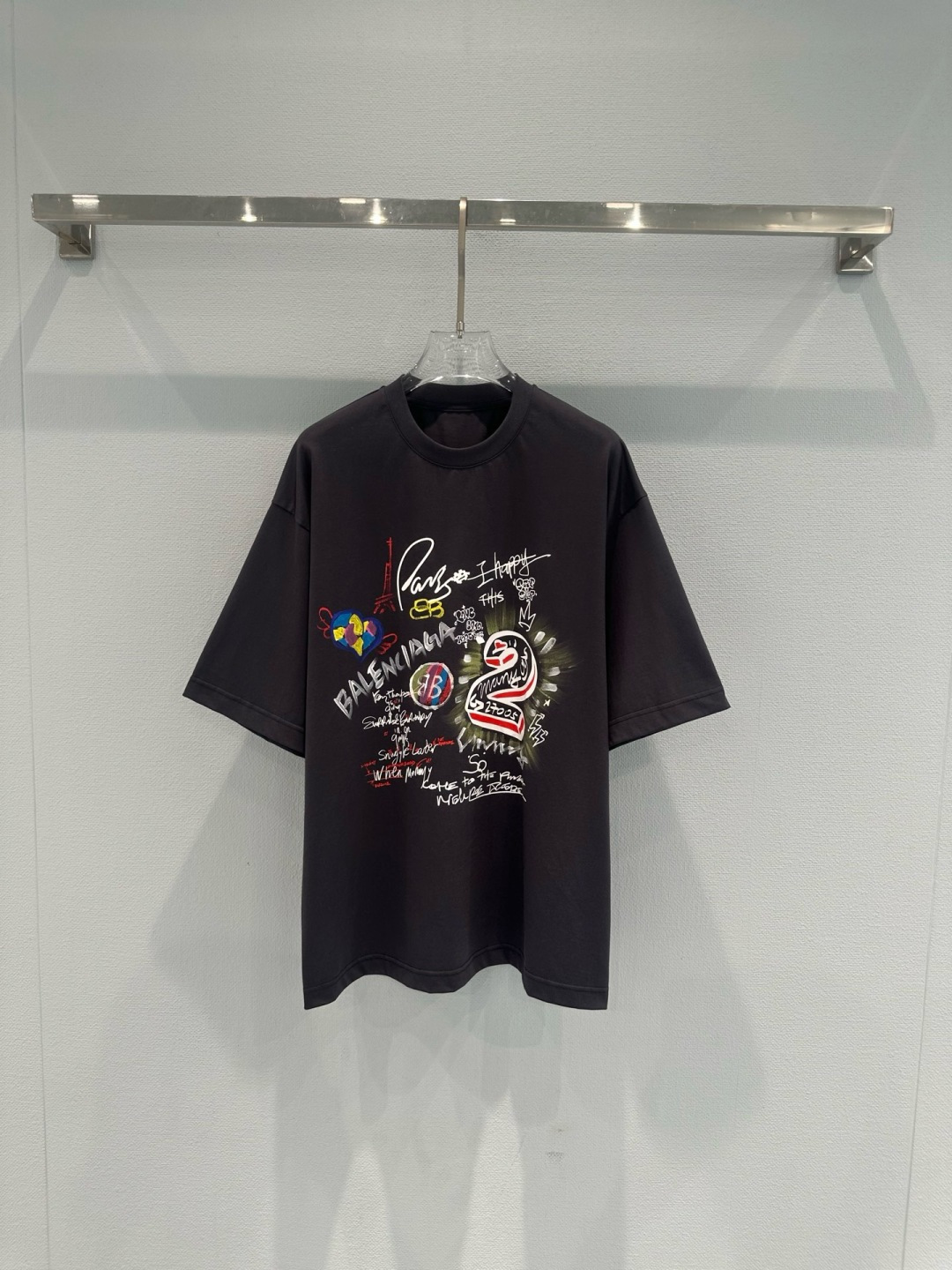 NO:740193,Eiffel Tower graffiti-style black T-shirt. This black T-shirt is themed with Eiffel Tower graffiti. It has a full street feel and bright colors. It is matched with the word 'PARIS' and a heart-shaped pattern. It has a French atmosphere. It is made of pure cotton. It is breathable and comfortable. The loose fit is super slim. There is no pressure in daily casual wear. Whether it is paired with jeans or a short skirt, it can easily create a casual fashion sense. It has both personality and comfort. It will turn heads when you go out!  Size SML,,skirts,jeans,tees,t-shirt,19860909巴黎铁塔涂鸦风黑色T恤,这款黑色T恤以巴黎铁塔涂鸦为主题,街头感十足,色彩鲜明,搭配“PARIS”字样和心形图案,法式氛围拉满,纯棉材质,透气舒适,宽松版型超显瘦,日常休闲穿搭无压力,无论配牛仔裤还是短裙,轻松打造随性时尚感,个性与舒适兼得,出街回头率up！码数SML,,skirts,jeans,tees，t-shirt,,Women's clothing