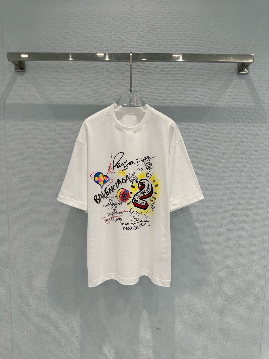 NO:740189,Eiffel Tower graffiti-style black T-shirt. This black T-shirt is themed with Eiffel Tower graffiti. It has a full street feel and bright colors. It is matched with the word 'PARIS' and a heart-shaped pattern. It has a French atmosphere. It is made of pure cotton. It is breathable and comfortable. The loose fit is super slim. There is no pressure in daily casual wear. Whether it is paired with jeans or a short skirt, it can easily create a casual fashion sense. It has both personality and comfort. It will turn heads when you go out!  Size SML,,skirts,jeans,tees,t-shirt,19860909巴黎铁塔涂鸦风黑色T恤,这款黑色T恤以巴黎铁塔涂鸦为主题,街头感十足,色彩鲜明,搭配“PARIS”字样和心形图案,法式氛围拉满,纯棉材质,透气舒适,宽松版型超显瘦,日常休闲穿搭无压力,无论配牛仔裤还是短裙,轻松打造随性时尚感,个性与舒适兼得,出街回头率up！码数SML,,skirts,jeans,tees，t-shirt,,Women's clothing