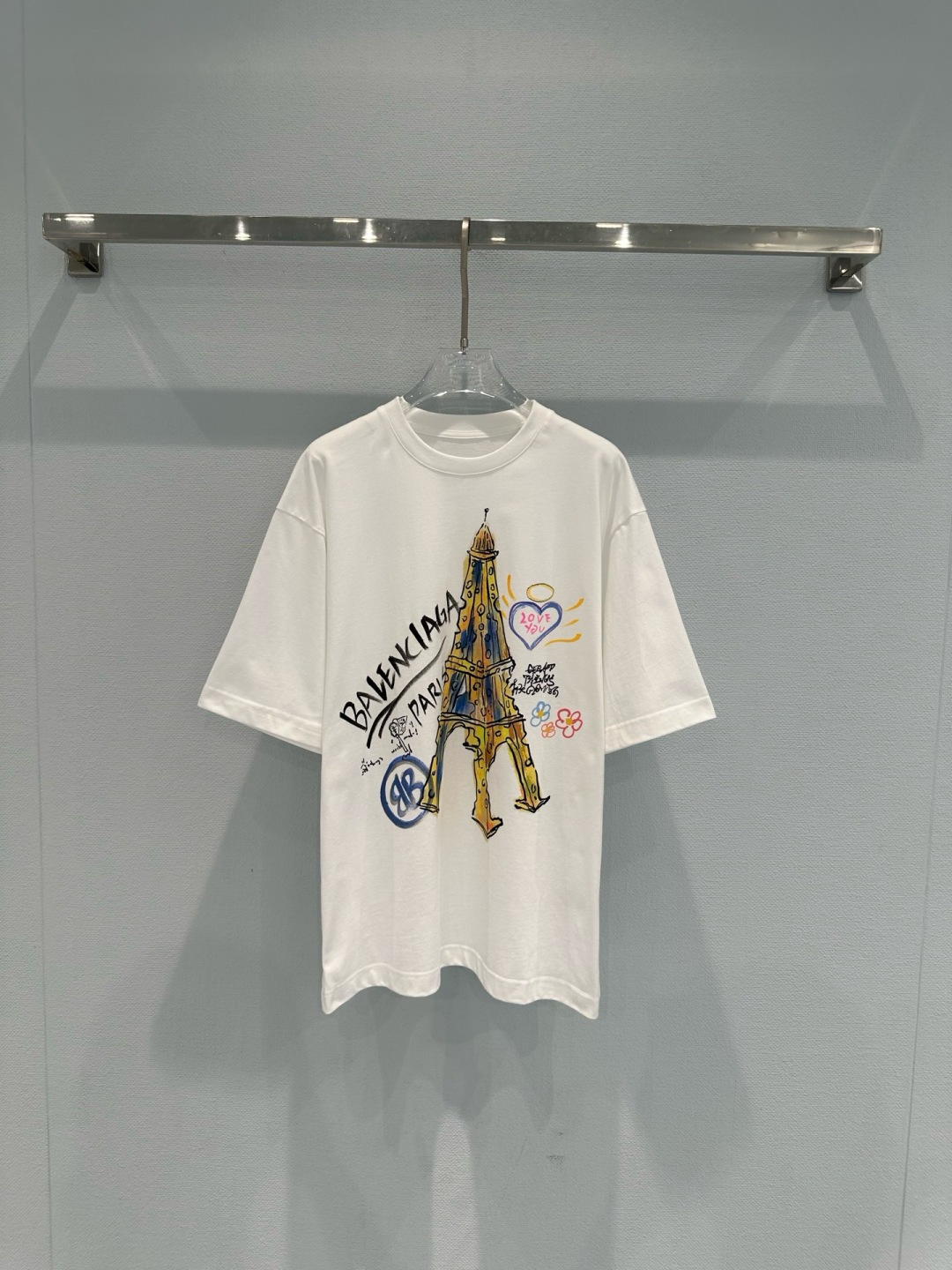 NO:740186,Eiffel Tower graffiti-style black T-shirt. This black T-shirt is themed with Eiffel Tower graffiti. It has a full street feel and bright colors. It is matched with the word 'PARIS' and a heart-shaped pattern. It has a French atmosphere. It is made of pure cotton. It is breathable and comfortable. The loose fit is super slim. There is no pressure in daily casual wear. Whether it is paired with jeans or a short skirt, it can easily create a casual fashion sense. It has both personality and comfort. It will turn heads when you go out!  Size SML,,skirts,jeans,tees,t-shirt,19860909巴黎铁塔涂鸦风黑色T恤,这款黑色T恤以巴黎铁塔涂鸦为主题,街头感十足,色彩鲜明,搭配“PARIS”字样和心形图案,法式氛围拉满,纯棉材质,透气舒适,宽松版型超显瘦,日常休闲穿搭无压力,无论配牛仔裤还是短裙,轻松打造随性时尚感,个性与舒适兼得,出街回头率up！码数SML,,skirts,jeans,tees，t-shirt,,Women's clothing