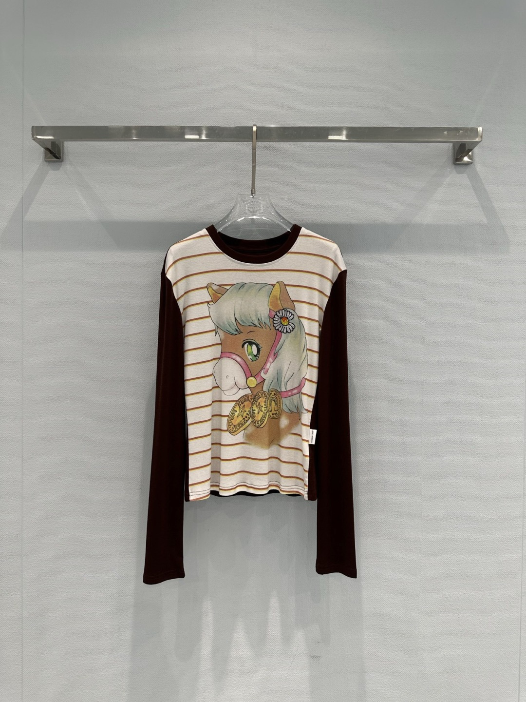 NO:740202,CHEERi UPi 2026 spring 'Golden Horse Yutang' series long-sleeved T-shirt, slim fit, dark brown spliced ​​sleeves + off-white striped body, cartoon horse print, super New Year atmosphere, soft cotton, comfortable to wear, easy to wear in daily life or festivals. It looks great with jeans and casual pants, and is suitable for giving as a gift!  Size F,,jeans,tees,t-shirt,19860909CHEERi UPi 2026春季“金马玉堂”系列长袖T恤,修身版型,深棕拼接袖+米白条纹衣身,卡通马印花超有新年氛围感,柔软棉质,穿着舒适,日常或节日都能轻松驾驭.搭配牛仔裤、休闲裤都很出彩,送礼自留都很合适！码数F,,jeans,tees，t-shirt,,Women's clothing