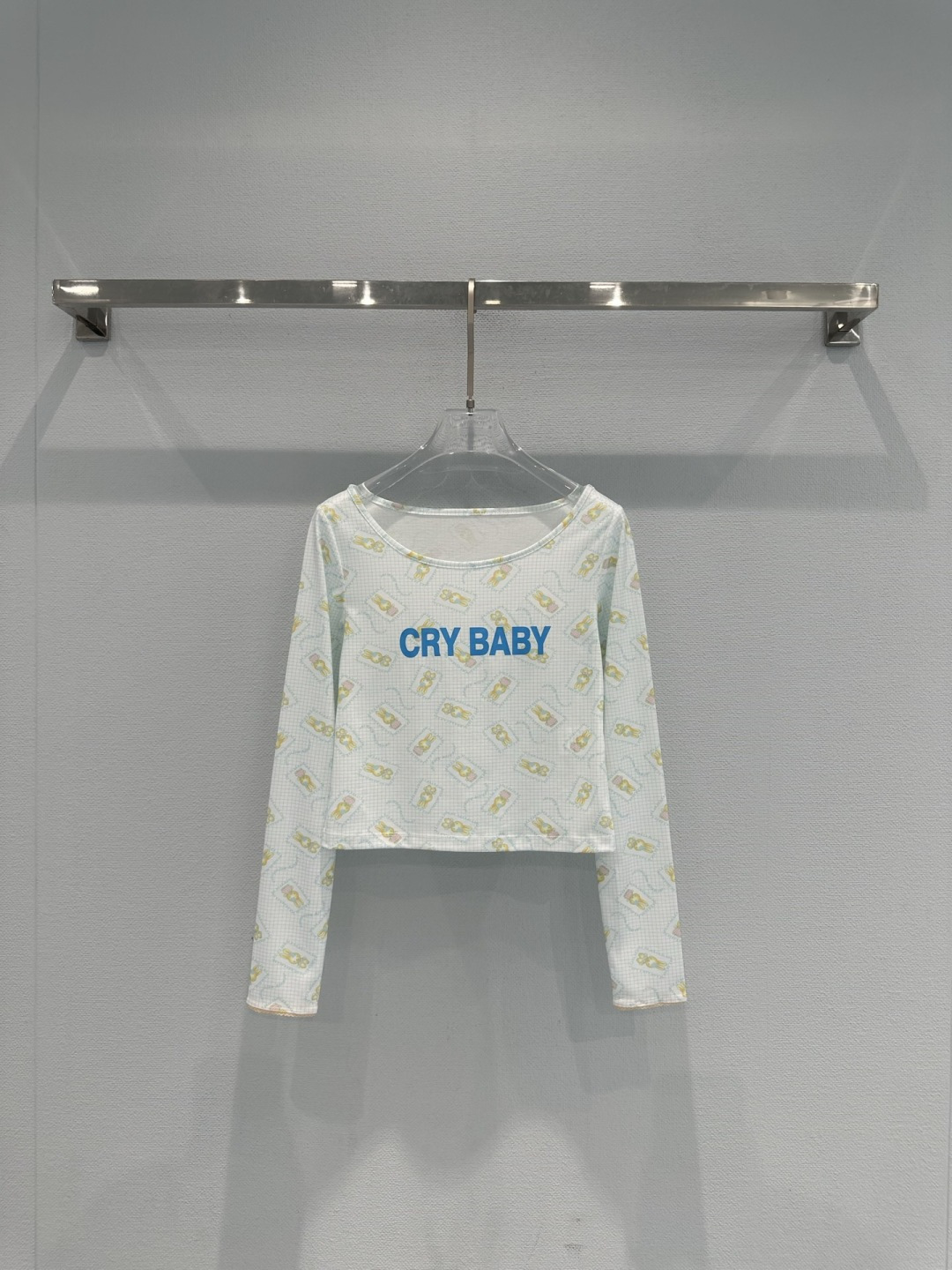 NO:740642,Ashley Williams Cry Baby series has long sleeves, white base fabric + cartoon bunny sticker printing, full of childlike fun, the blue 'CRY BABY' words on the front are super eye-catching, light and thin cotton fabric, comfortable and breathable, a must-have in spring and autumn, short cut, match with high-waisted skirt or jeans, easy to get layered, brand style ghost horse girl, full of personality, loved by young people, suitable for daily casual or street style!  Code numberSML,,skirts,jeans,19860909Ashley Williams Cry Baby系列长袖,白色底布+卡通小兔子贴纸印花,童趣满满,正面蓝色“CRY BABY”字样超吸睛,轻薄棉质面料,穿着舒适透气,春秋季节必备,短款剪裁,搭配高腰裙或牛仔裤,层次感轻松get,品牌风格鬼马少女,个性十足,深受年轻人喜爱,日常休闲或街头风都很适合！码数SML,,skirts,jeans,,Women's clothing