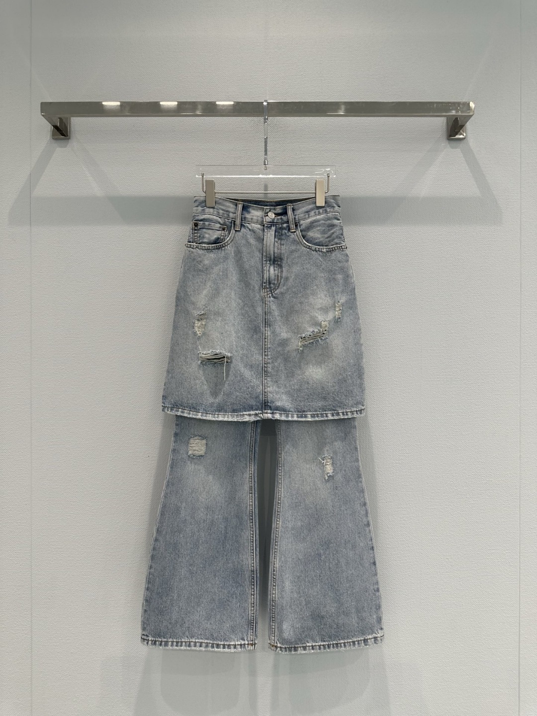 NO:740648,cne Studios fake two-piece denim culottes, light gray wash + hole design, full of retro feel, outer A-line skirt + inner bell-bottom pants, lengthening the legs and modifying the shape of the legs, easy to create sweet cool or street style, high-quality denim, wear-resistant and comfortable, super versatile for daily wear, looks great with slim-fitting T-shirts or shirts, easily get a fashionable look!  Size SML,,dior,skirts,shirts,tees,t-shirt,19860909cne Studios假两件牛仔裙裤,浅灰水洗+破洞设计,复古做旧感满满,外层A字裙+内层喇叭裤,显腿长又修饰腿型,轻松打造甜酷or街头风,高品质牛仔布,耐磨又舒适,日常穿搭超百搭,搭配修身T恤或衬衫都很出彩,轻松get时髦造型！码数SML,,dior,skirts,shirts,tees，t-shirt,,Women's clothing