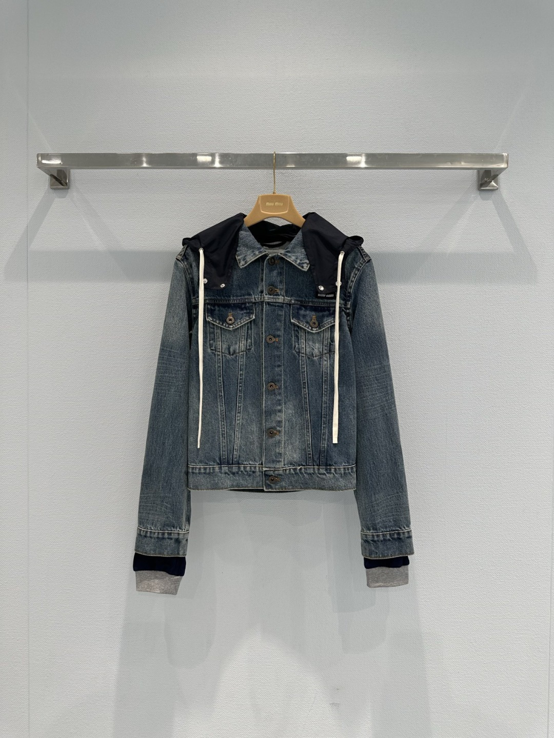 NO:740654,MiuMiu2026 hooded denim jacket, this hooded denim jacket, distressed washed blue + black hood, retro and casual, classic denim, wear-resistant and textured, the drawstring hood design is super practical, the cuffs and hem can be cuffed, perfect for layering, short version, paired with high-waisted pants or skirts, you can easily get a sweet cool style or a lazy style, suitable for daily outings and parties, fashionable and versatile!  Size SML,,miumiu,skirts,jackets & coats,hats,19860909MiuMiu2026连帽牛仔外套,这款连帽牛仔外套,做旧水洗蓝色+黑色连帽,复古又休闲,经典牛仔布,耐磨有质感,抽绳连帽设计超实用,袖口和下摆还能翻边,穿搭层次感满分,短款版型,搭高腰裤或裙装,轻松get甜酷风or慵懒风,日常出街、聚会都很适合,时髦又百搭！码数SML,,miumiu,skirts,jackets & coats,hats,,Women's clothing