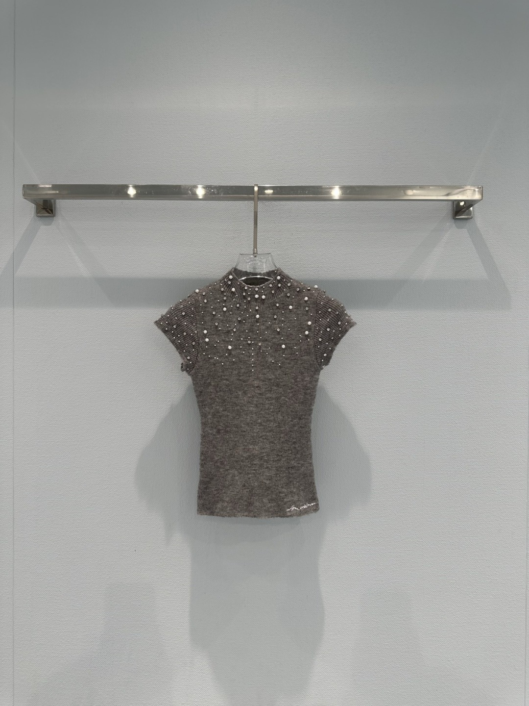 NO:748750,ANN ANDELMAN 2026 Early Spring Series Pearl Diamond Decorated Half Turtle Neck Short-Sleeved Sweater, Gray Wool Blended, Soft and Elastic, Super Comfortable to Wear. The neckline and shoulders are hand-stitched with pearls and diamonds, full of sophistication. The half turtleneck modifies the neck line, and the short-sleeved design is suitable for early spring or indoor wear. The shoulder pads are removable, and you can easily switch between aura or casual style. Paired with pleated skirts or high-waisted pants, you can switch between sweet and cool or elegant at will. Fashionable and practical, both texture and design!  Size SML,,skirts,T-shirt,19860909ANN ANDELMAN 2026早春系列珍珠钻饰半高领短袖针织衫,灰色羊毛混纺,柔软有弹性,贴身穿着超舒适,领口和肩部手工缝制珍珠+钻饰,精致感满满,半高领修饰颈部线条,短袖设计适合早春或室内穿搭.垫肩可拆卸,轻松切换气场or休闲风格,搭配百褶裙或高腰裤,甜酷or优雅随心切换,时尚实用,质感与设计感兼具！码数SML,,skirts,T-shirt,,Women's clothing